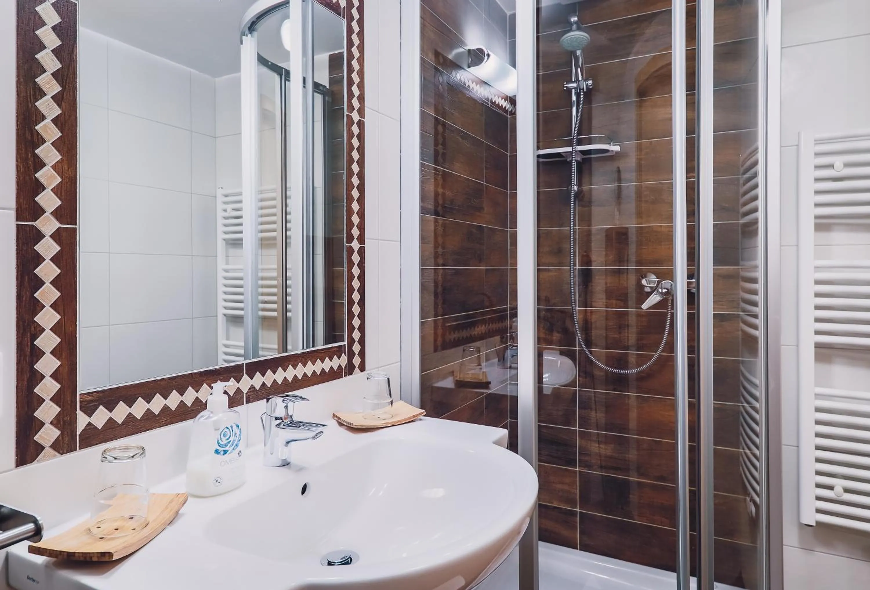 Shower in Panorama Hotel Guggenbichl - inkl Sommerkarte, einmaliger Eintritt ins Tauern Spa & bester Ausblick über Kaprun