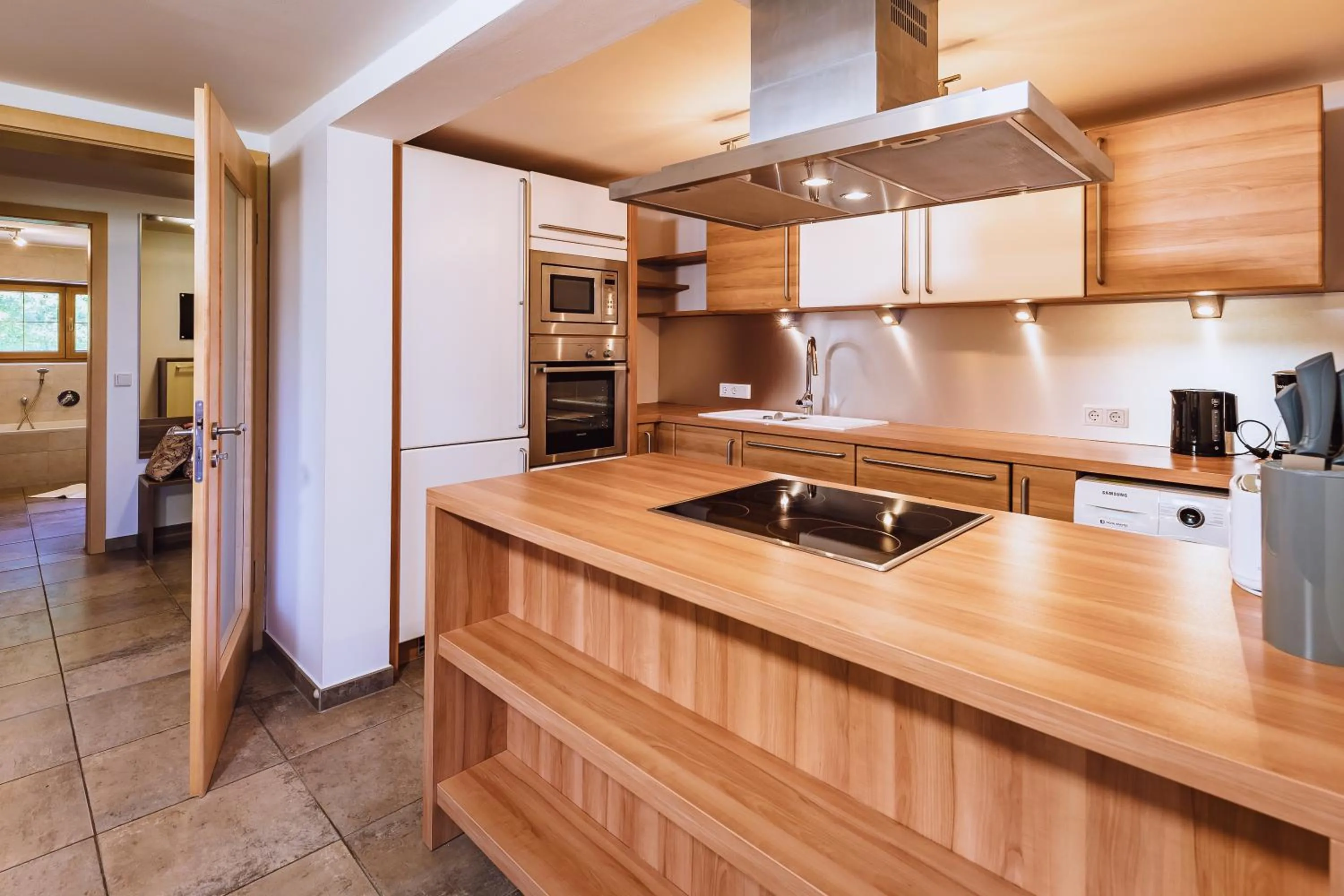 Kitchen or kitchenette in Panorama Hotel Guggenbichl - inkl Sommerkarte, einmaliger Eintritt ins Tauern Spa & bester Ausblick über Kaprun