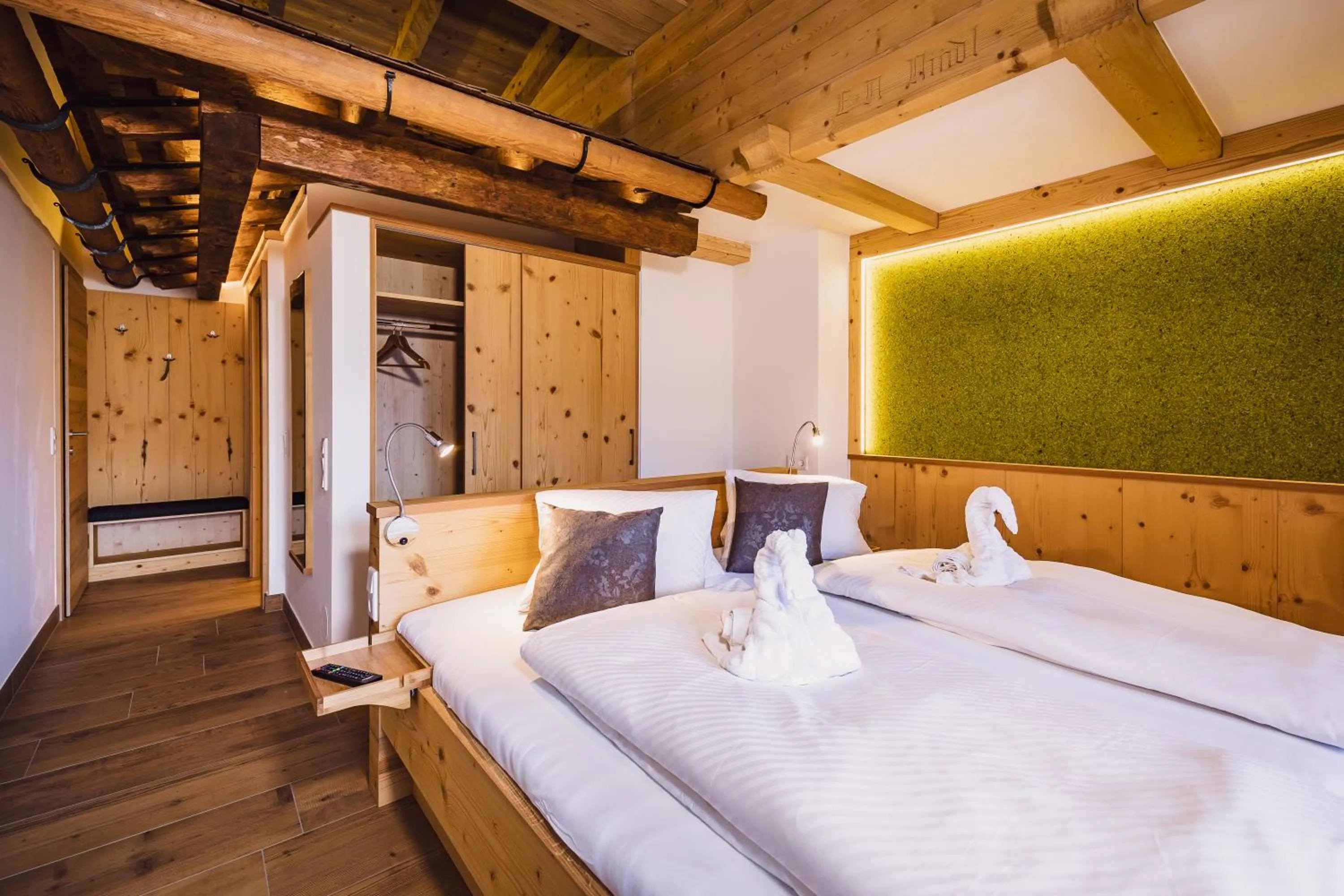 Bed in Panorama Hotel Guggenbichl - inkl Sommerkarte, einmaliger Eintritt ins Tauern Spa & bester Ausblick über Kaprun