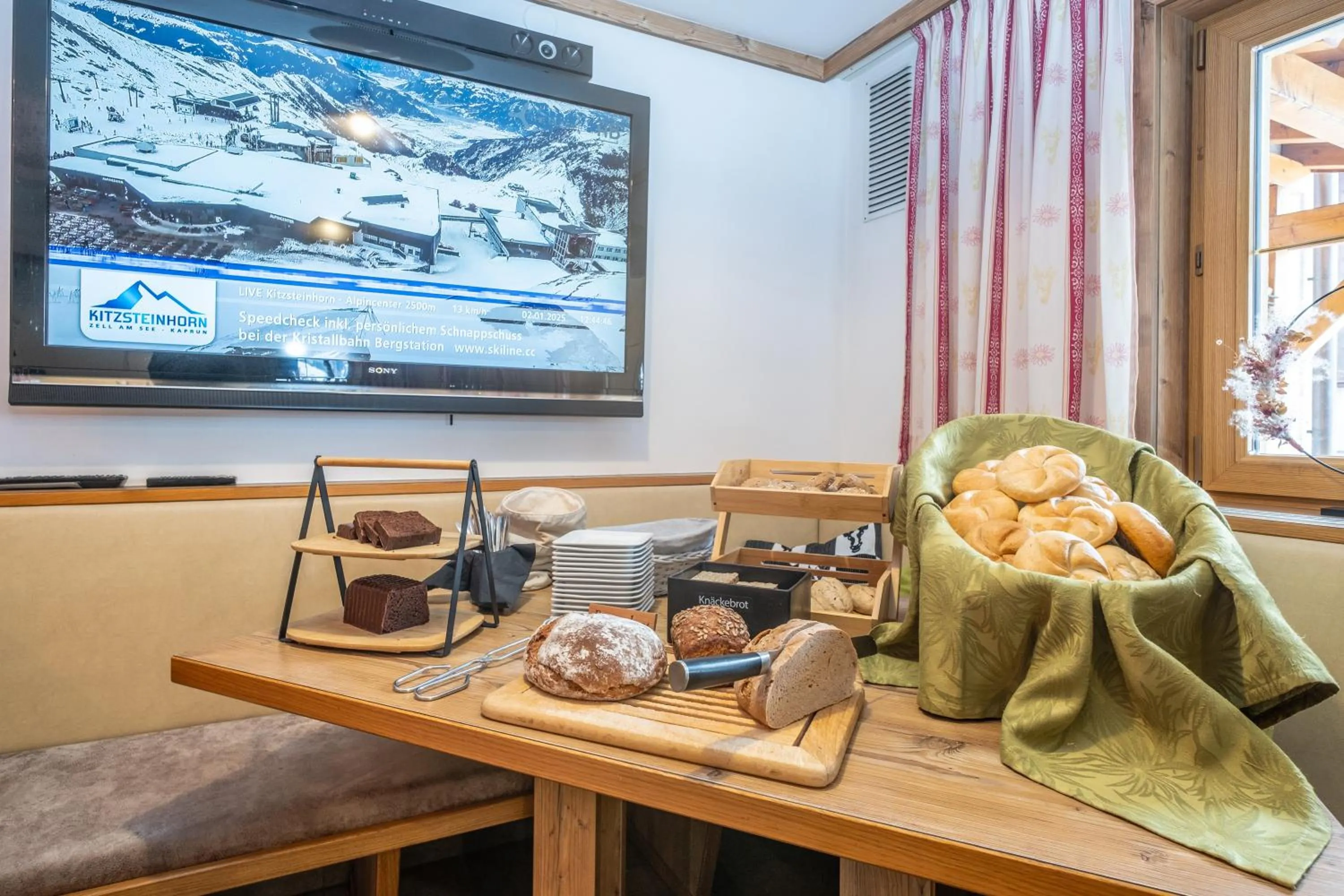 Breakfast in Panorama Hotel Guggenbichl - inkl Sommerkarte, einmaliger Eintritt ins Tauern Spa & bester Ausblick über Kaprun