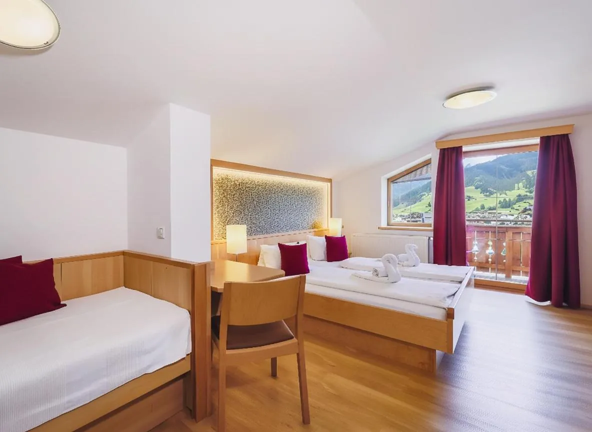 View (from property/room), Bed in Panorama Hotel Guggenbichl - inkl Sommerkarte, einmaliger Eintritt ins Tauern Spa & bester Ausblick über Kaprun