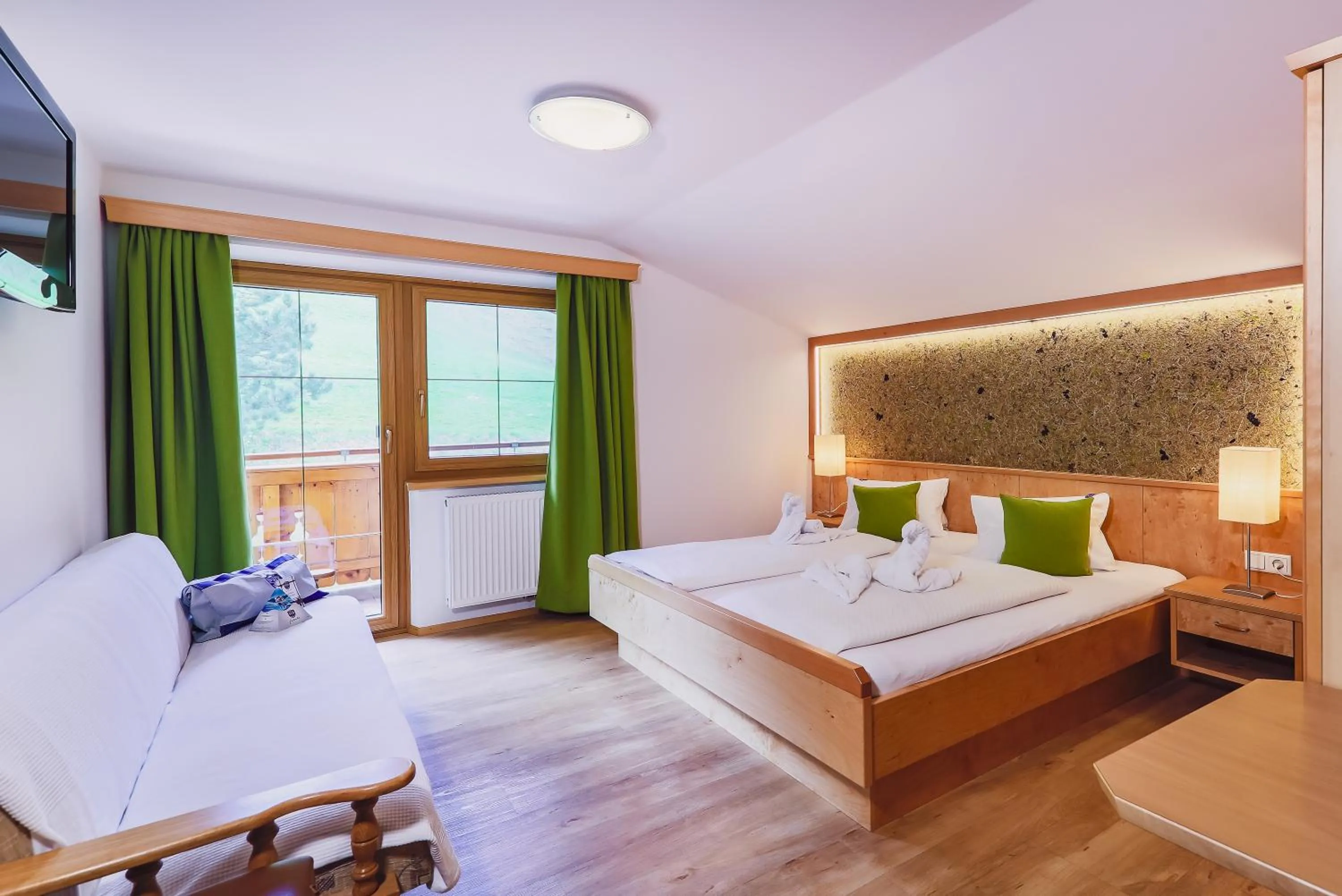 Bedroom, Bed in Panorama Hotel Guggenbichl - inkl Sommerkarte, einmaliger Eintritt ins Tauern Spa & bester Ausblick über Kaprun