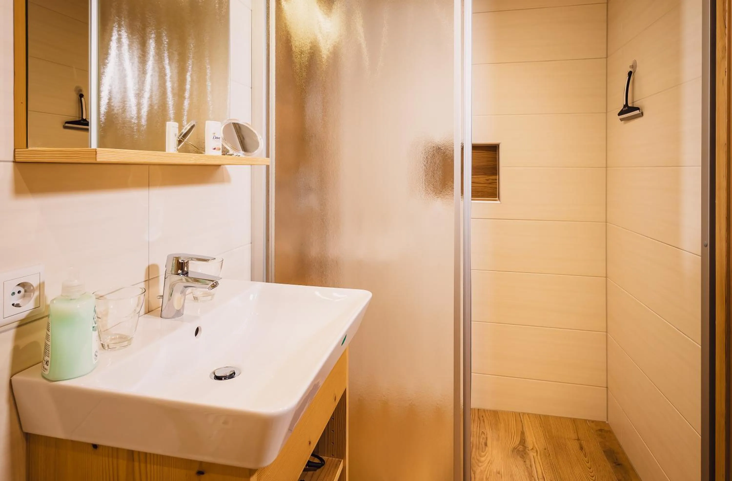 Bathroom in Panorama Hotel Guggenbichl - inkl Sommerkarte, einmaliger Eintritt ins Tauern Spa & bester Ausblick über Kaprun