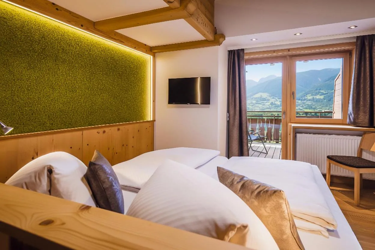 View (from property/room), Bed in Panorama Hotel Guggenbichl - inkl Sommerkarte, einmaliger Eintritt ins Tauern Spa & bester Ausblick über Kaprun