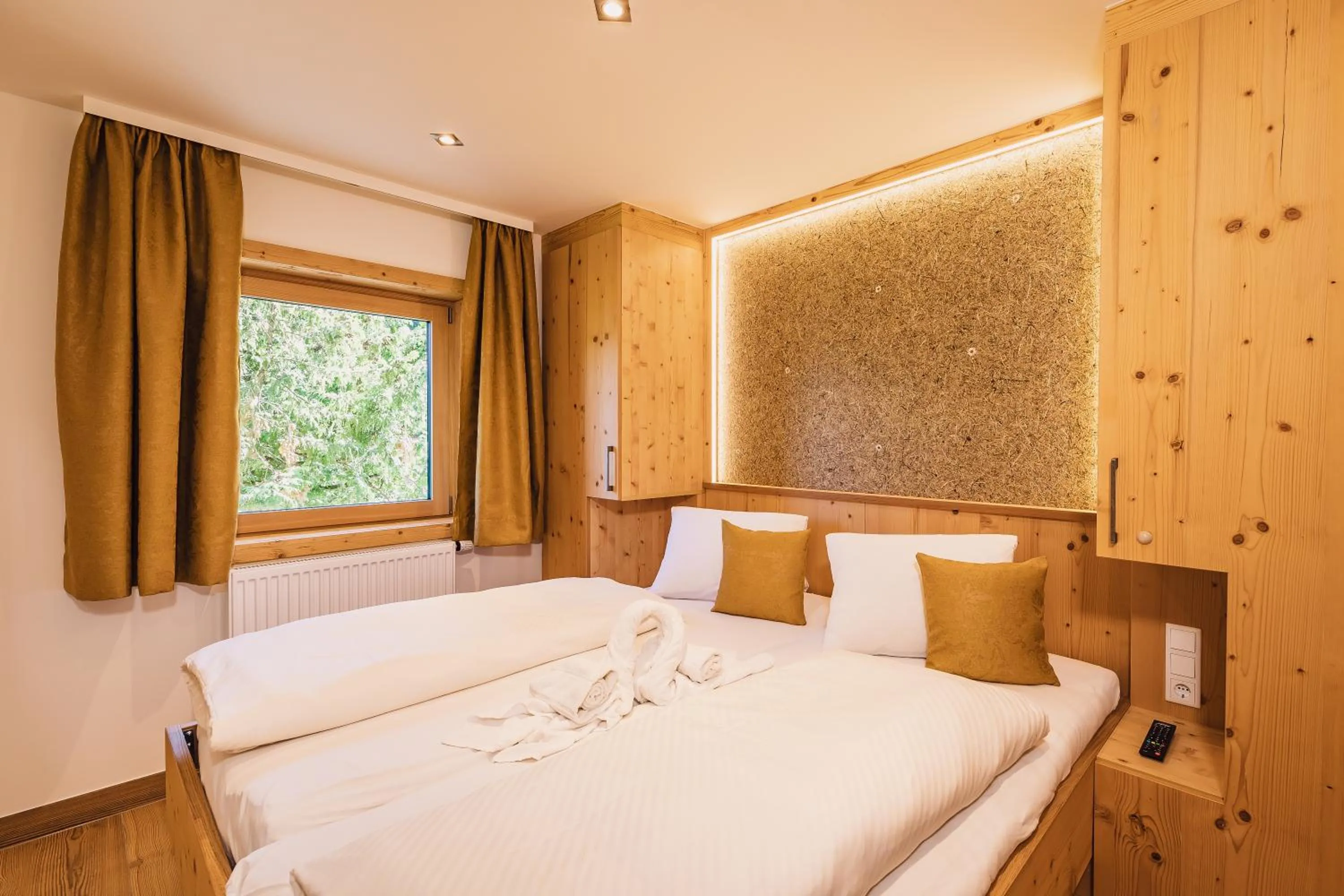Bed in Panorama Hotel Guggenbichl - inkl Sommerkarte, einmaliger Eintritt ins Tauern Spa & bester Ausblick über Kaprun
