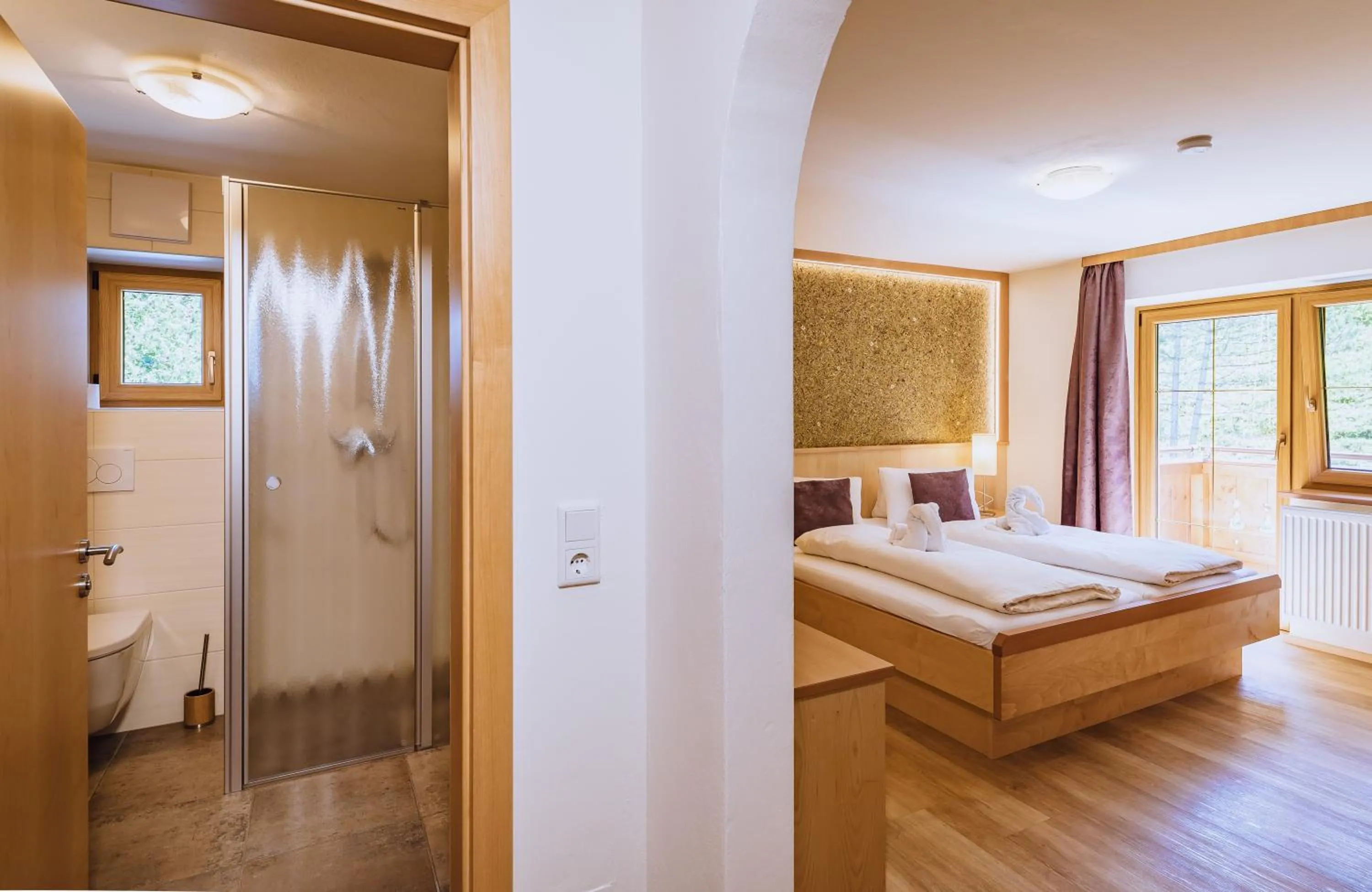 Photo of the whole room, Bed in Panorama Hotel Guggenbichl - inkl Sommerkarte, einmaliger Eintritt ins Tauern Spa & bester Ausblick über Kaprun