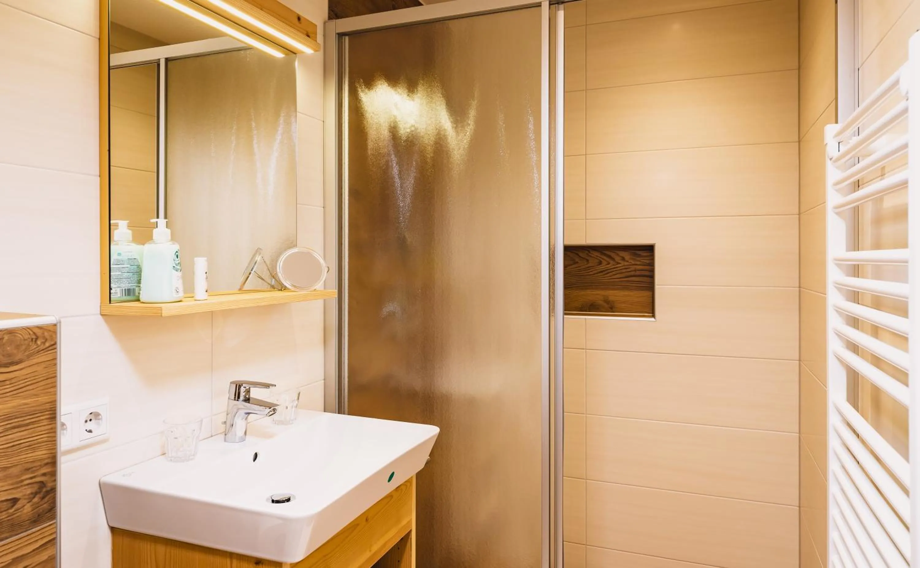 Bathroom in Panorama Hotel Guggenbichl - inkl Sommerkarte, einmaliger Eintritt ins Tauern Spa & bester Ausblick über Kaprun