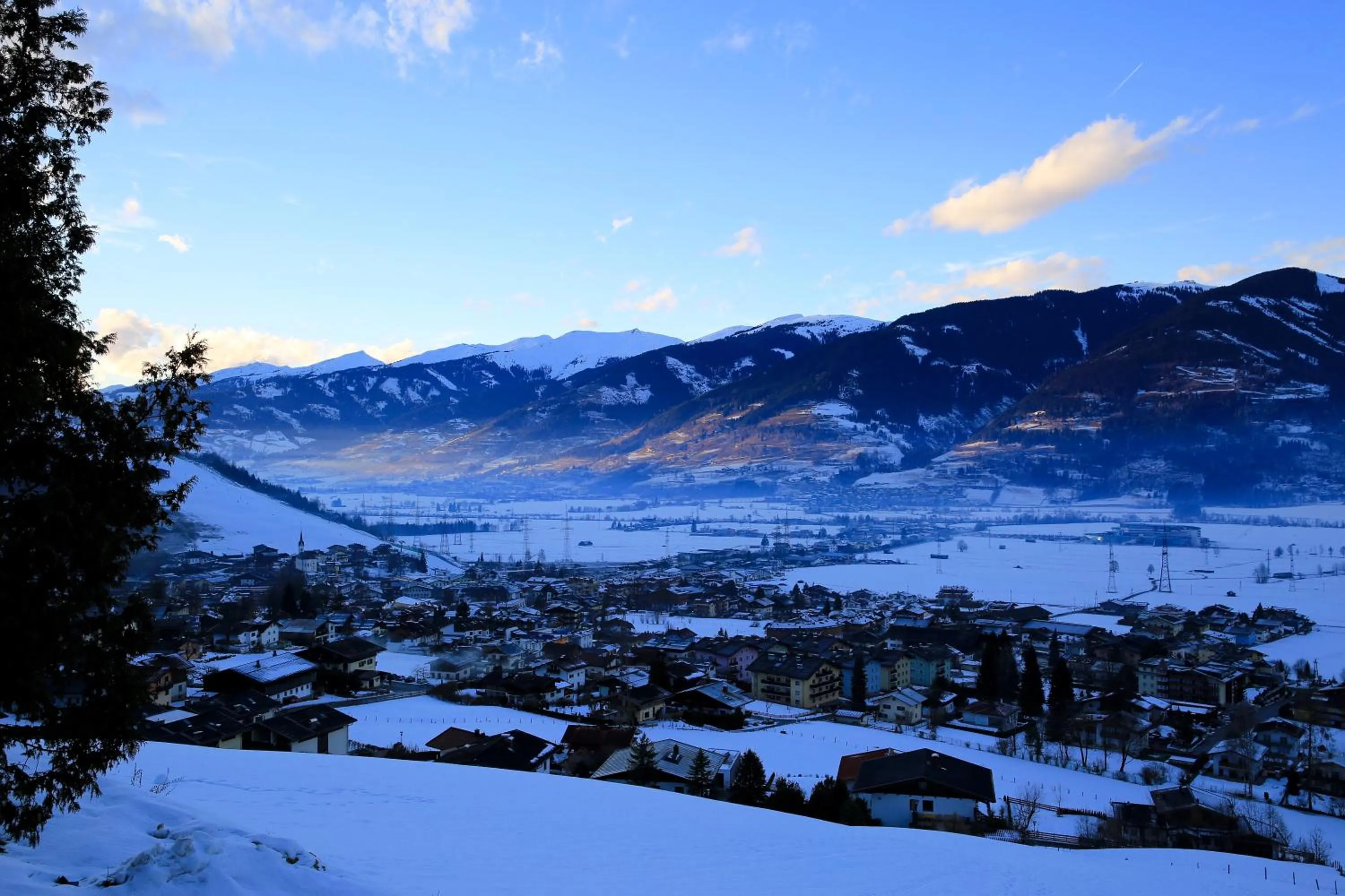 City view in Panorama Hotel Guggenbichl - inkl Sommerkarte, einmaliger Eintritt ins Tauern Spa & bester Ausblick über Kaprun