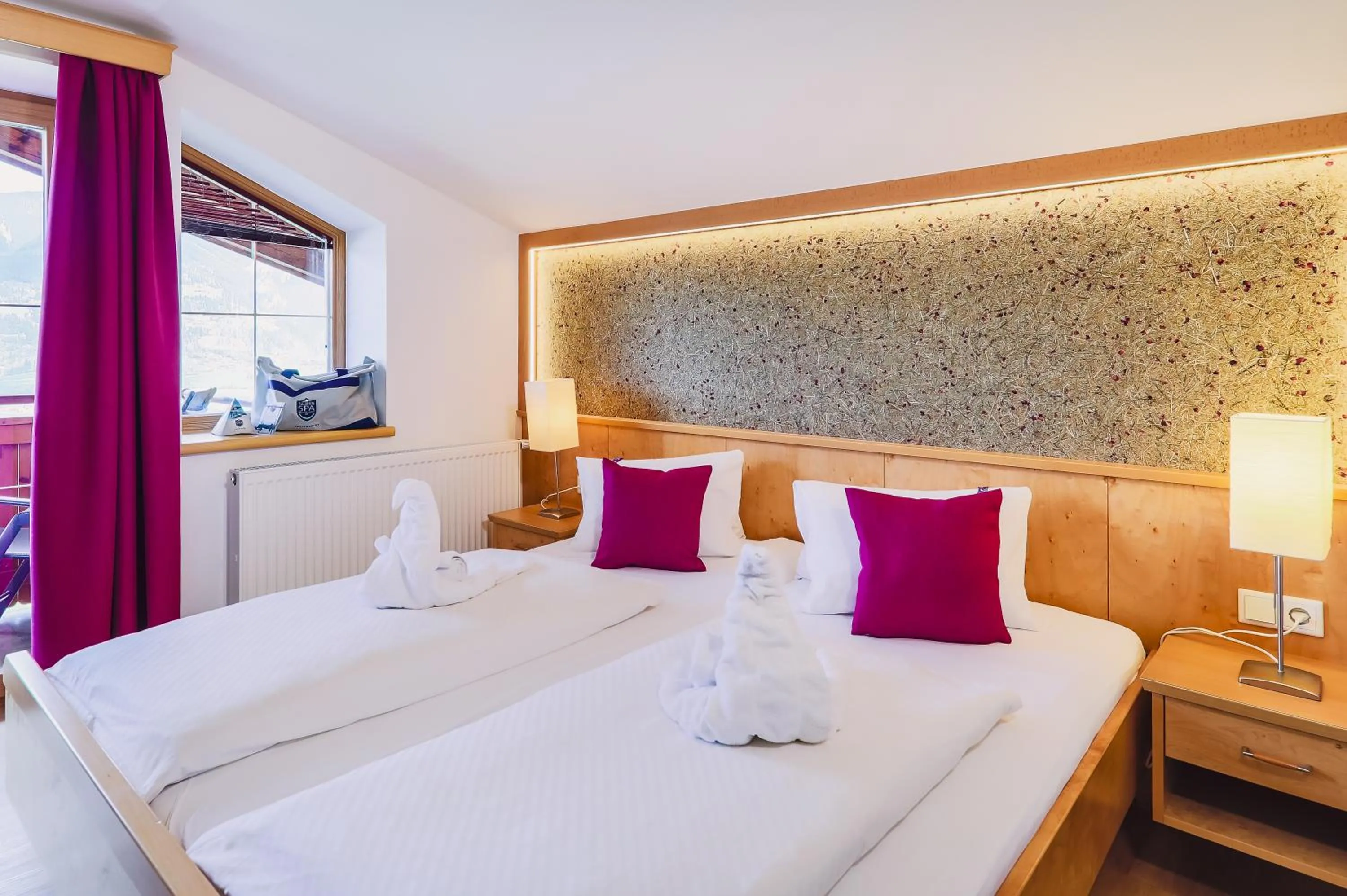 Bed in Panorama Hotel Guggenbichl - inkl Sommerkarte, einmaliger Eintritt ins Tauern Spa & bester Ausblick über Kaprun