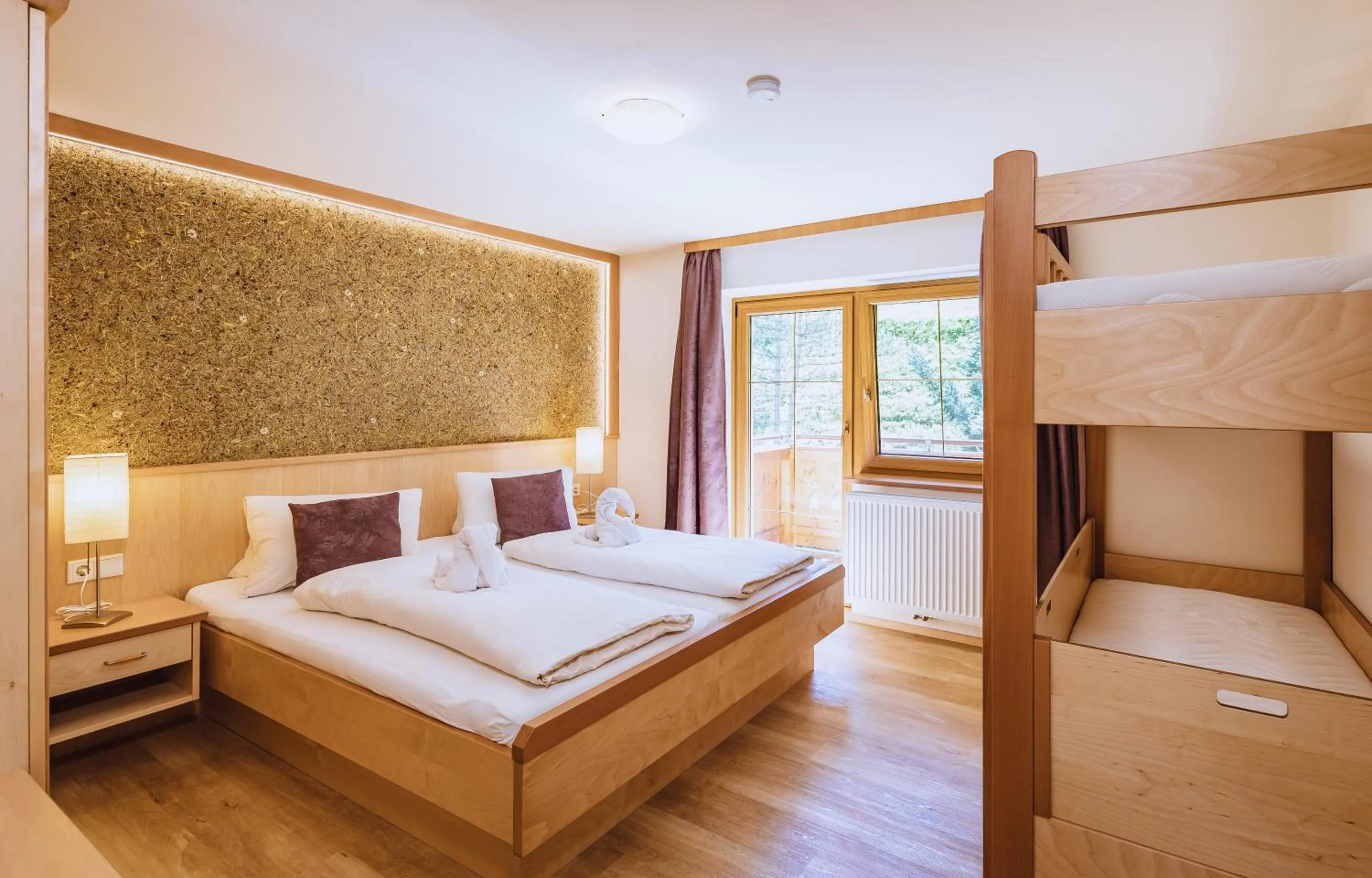 Photo of the whole room, Bed in Panorama Hotel Guggenbichl - inkl Sommerkarte, einmaliger Eintritt ins Tauern Spa & bester Ausblick über Kaprun