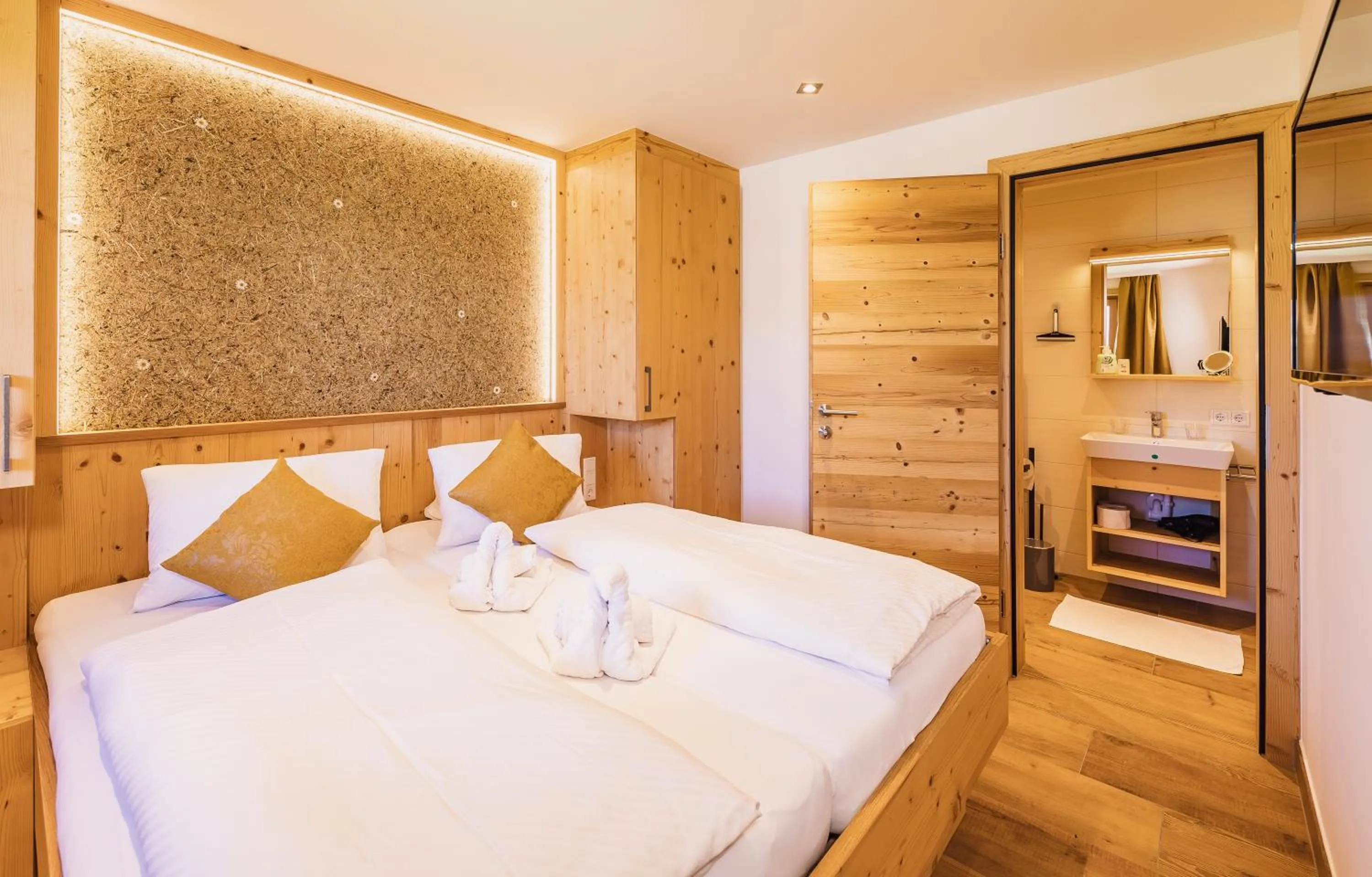 Bed in Panorama Hotel Guggenbichl - inkl Sommerkarte, einmaliger Eintritt ins Tauern Spa & bester Ausblick über Kaprun