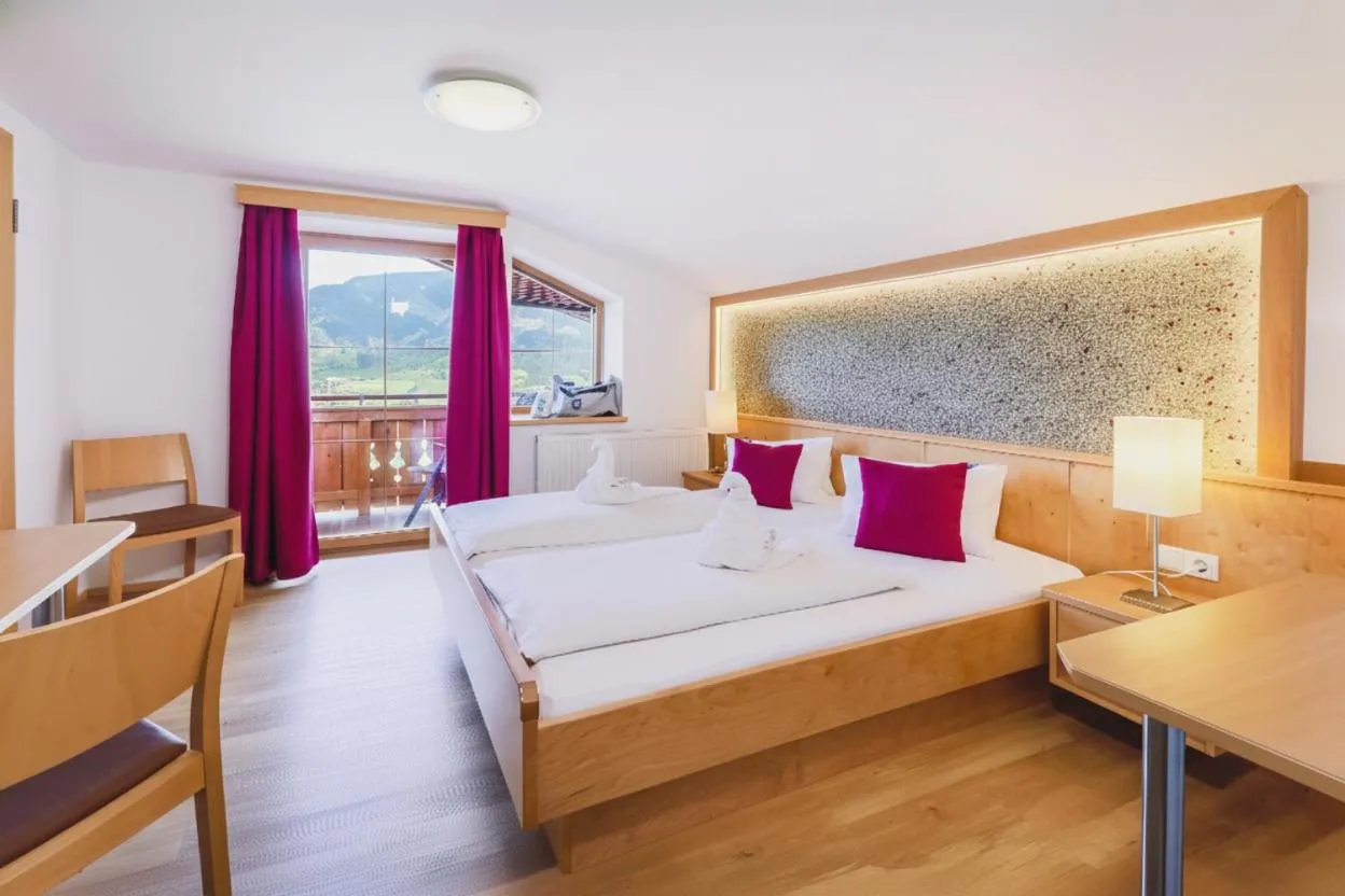 View (from property/room), Bed in Panorama Hotel Guggenbichl - inkl Sommerkarte, einmaliger Eintritt ins Tauern Spa & bester Ausblick über Kaprun