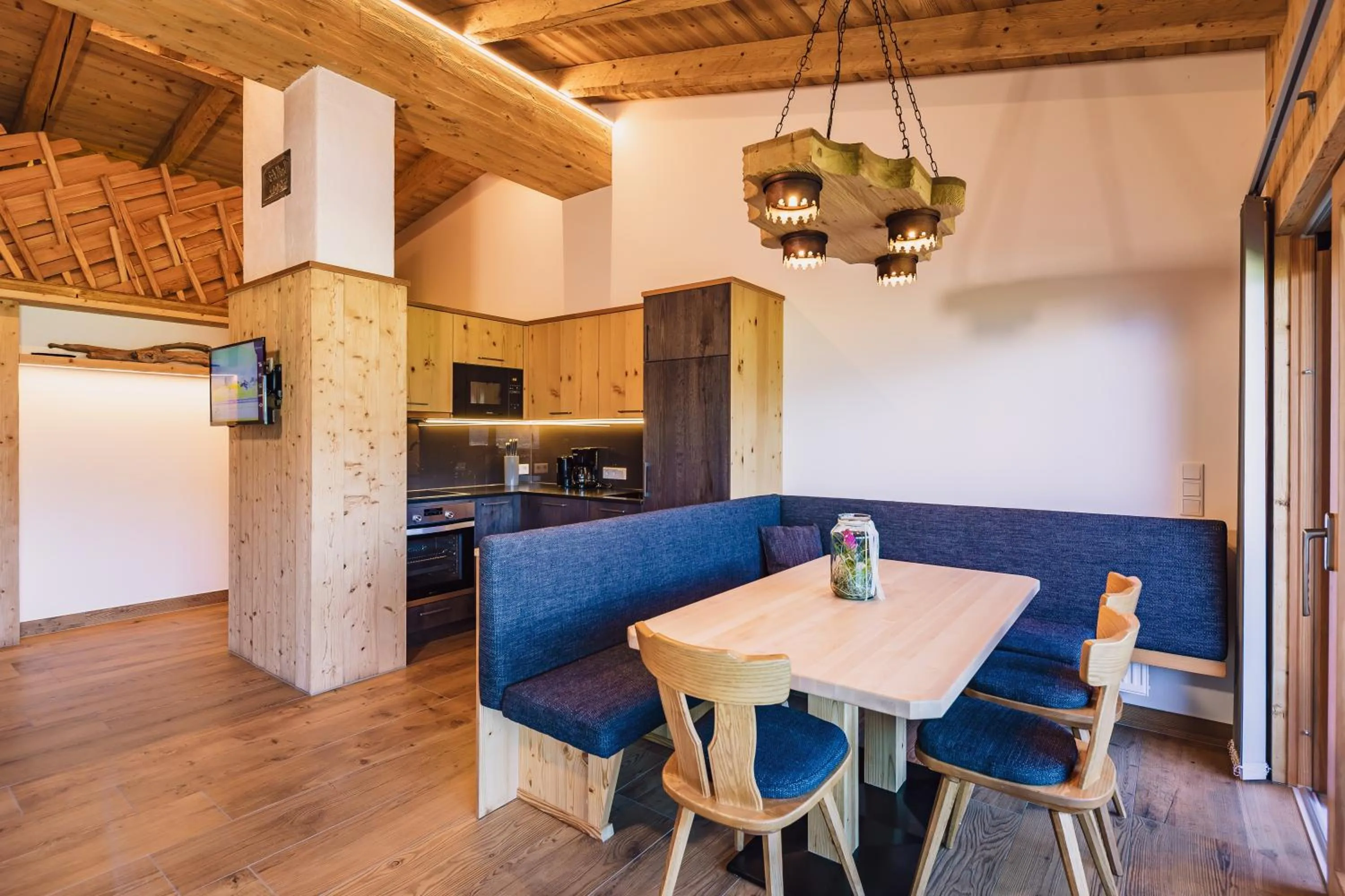 Kitchen or kitchenette in Panorama Hotel Guggenbichl - inkl Sommerkarte, einmaliger Eintritt ins Tauern Spa & bester Ausblick über Kaprun