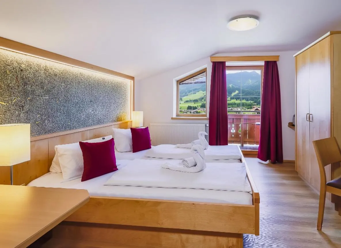 View (from property/room), Bed in Panorama Hotel Guggenbichl - inkl Sommerkarte, einmaliger Eintritt ins Tauern Spa & bester Ausblick über Kaprun