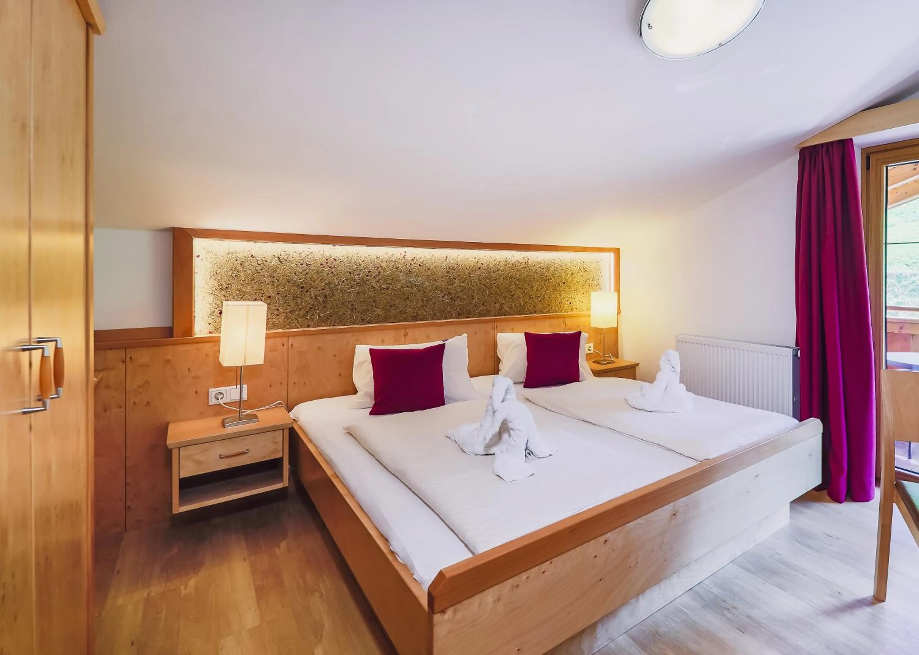 Bedroom, Bed in Panorama Hotel Guggenbichl - inkl Sommerkarte, einmaliger Eintritt ins Tauern Spa & bester Ausblick über Kaprun