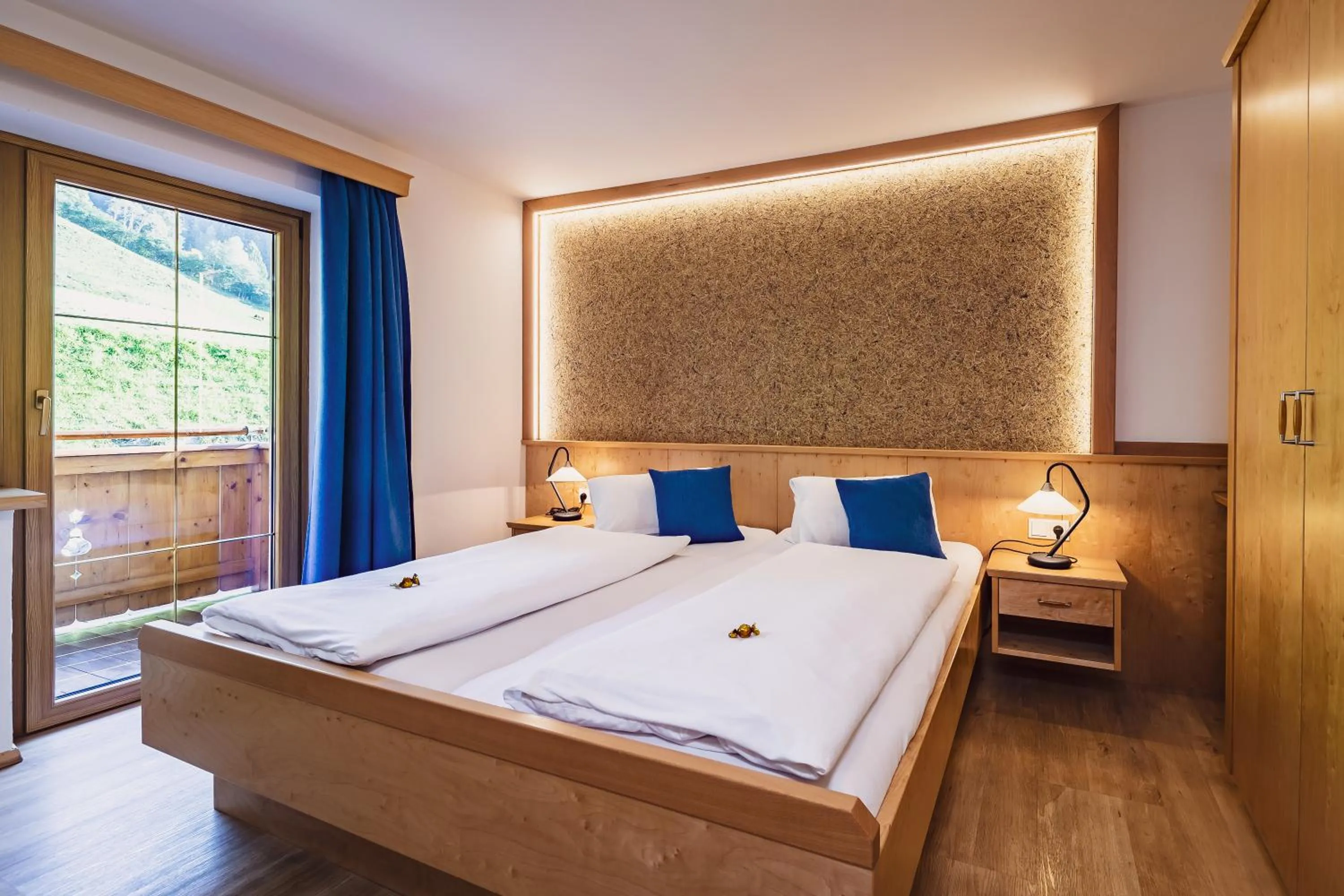 Bedroom, Bed in Panorama Hotel Guggenbichl - inkl Sommerkarte, einmaliger Eintritt ins Tauern Spa & bester Ausblick über Kaprun