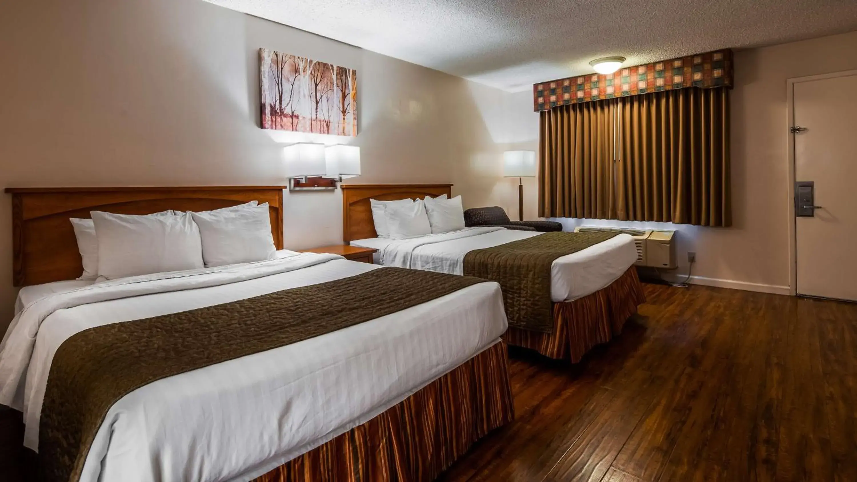 Photo of the whole room, Bed in SureStay Hotel by Best Western Tehachapi Photo of the whole room, Bed in SureStay Hotel by Best Western Tehachapi