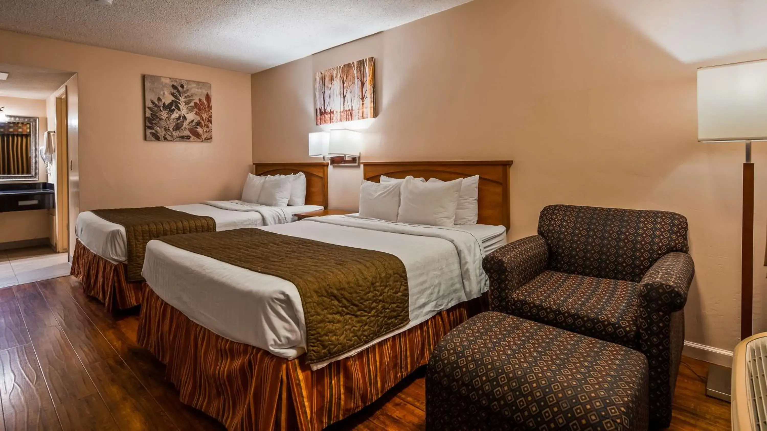 Photo of the whole room, Bed in SureStay Hotel by Best Western Tehachapi Photo of the whole room, Bed in SureStay Hotel by Best Western Tehachapi
