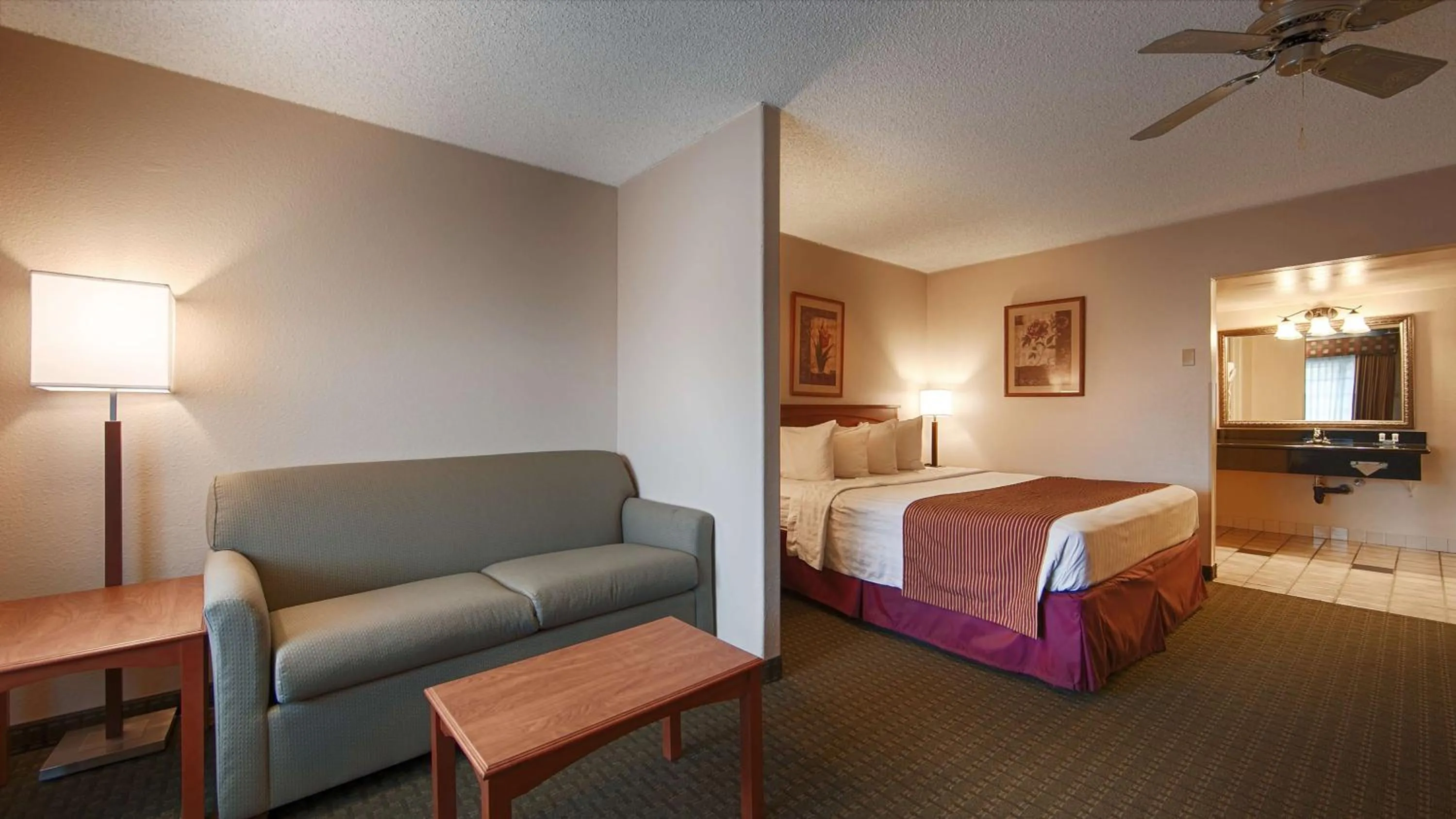 Photo of the whole room, Bed in SureStay Hotel by Best Western Tehachapi