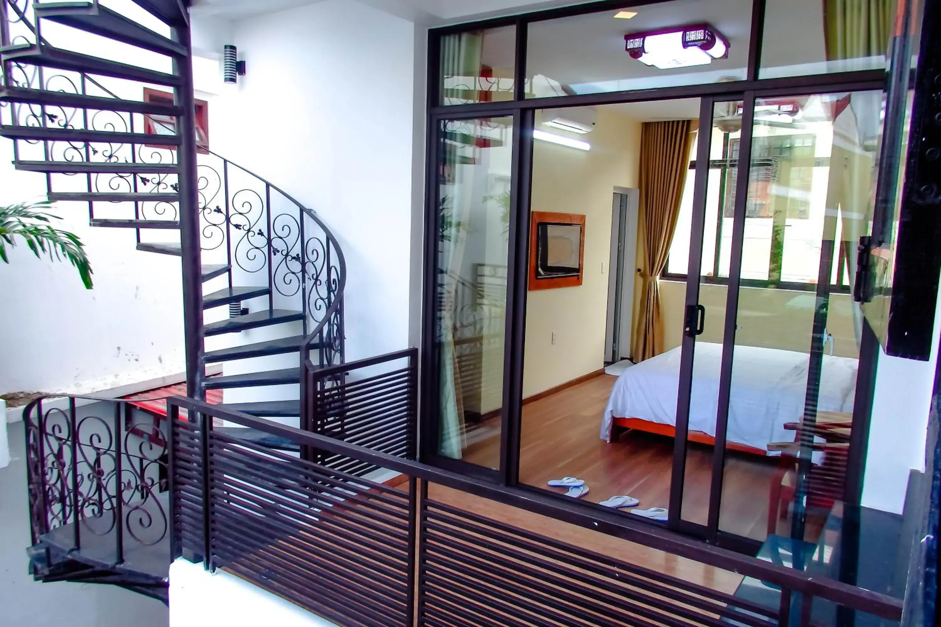 Queen Room with Pool View in Anh Family Homestay Queen Room with Pool View in Anh Family Homestay