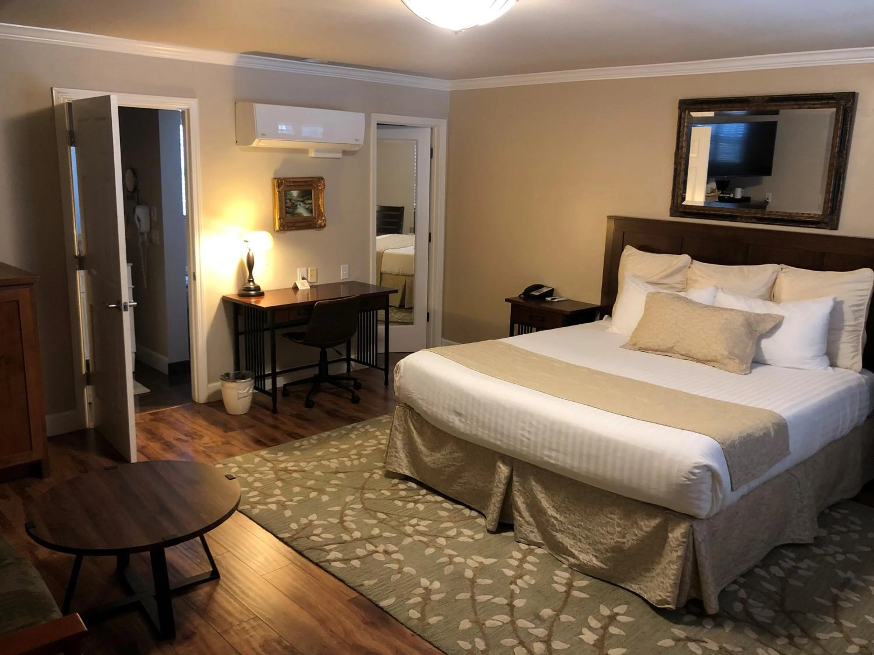 Bed in Grass Valley Courtyard Suites