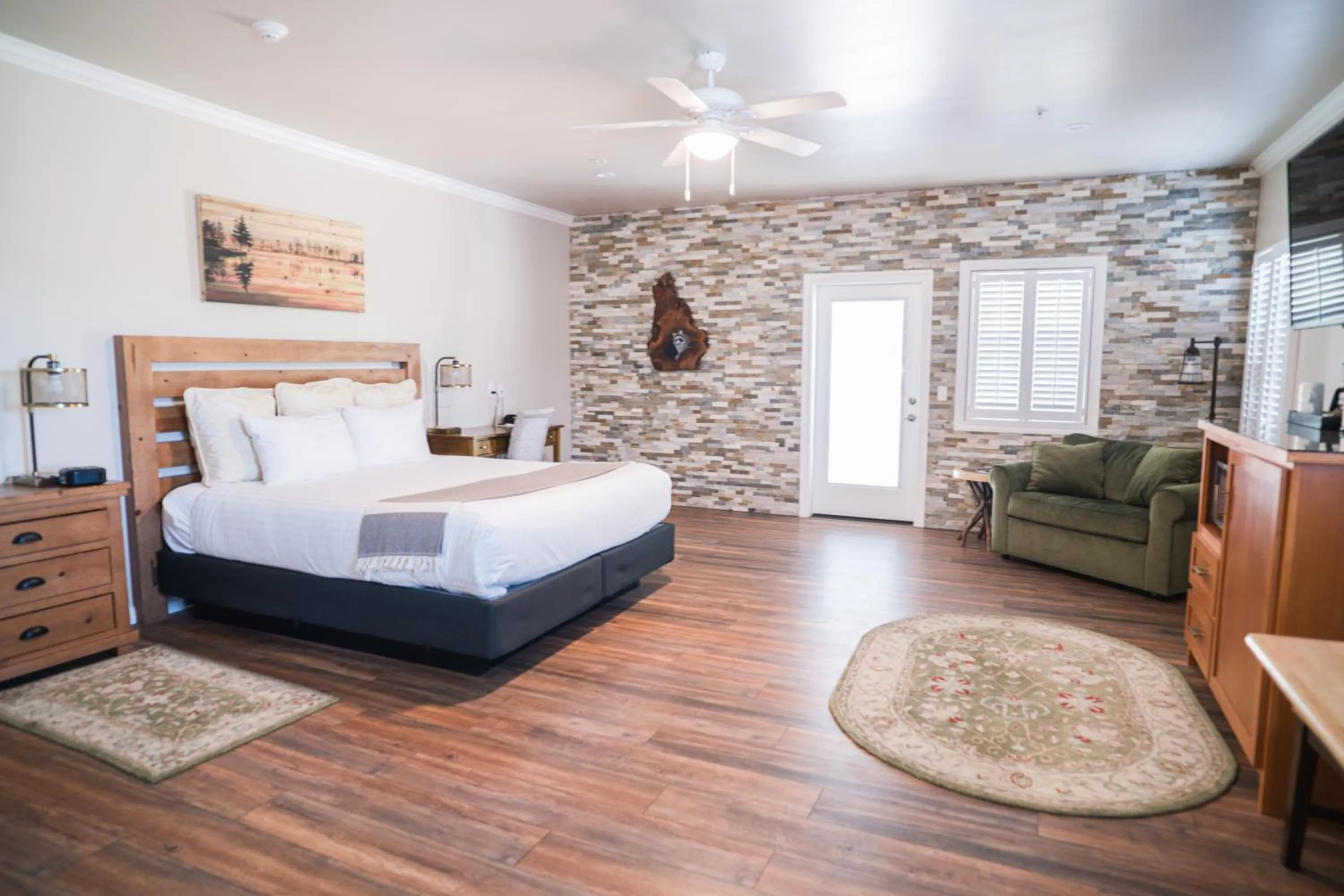 Bed in Grass Valley Courtyard Suites