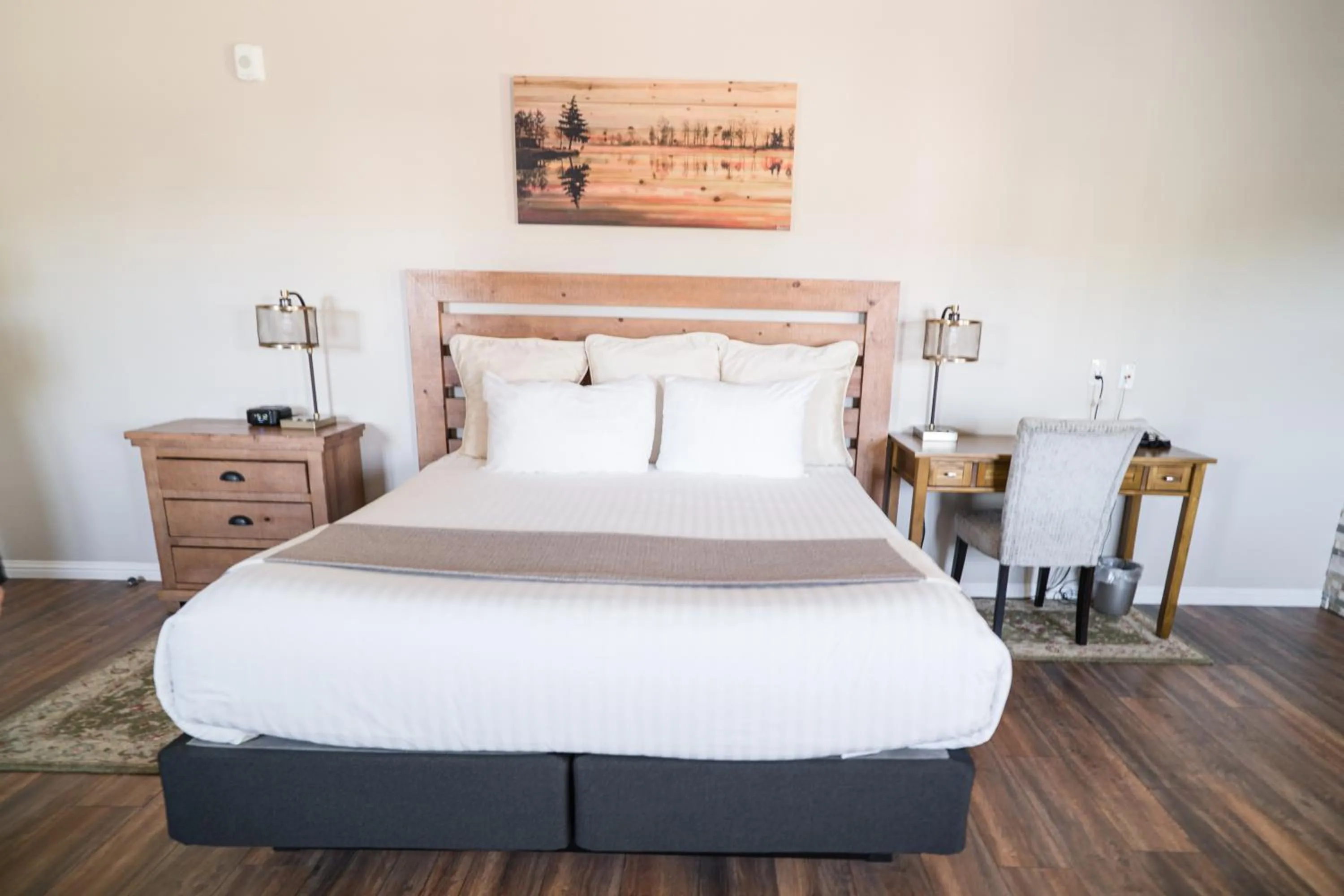 Bed in Grass Valley Courtyard Suites