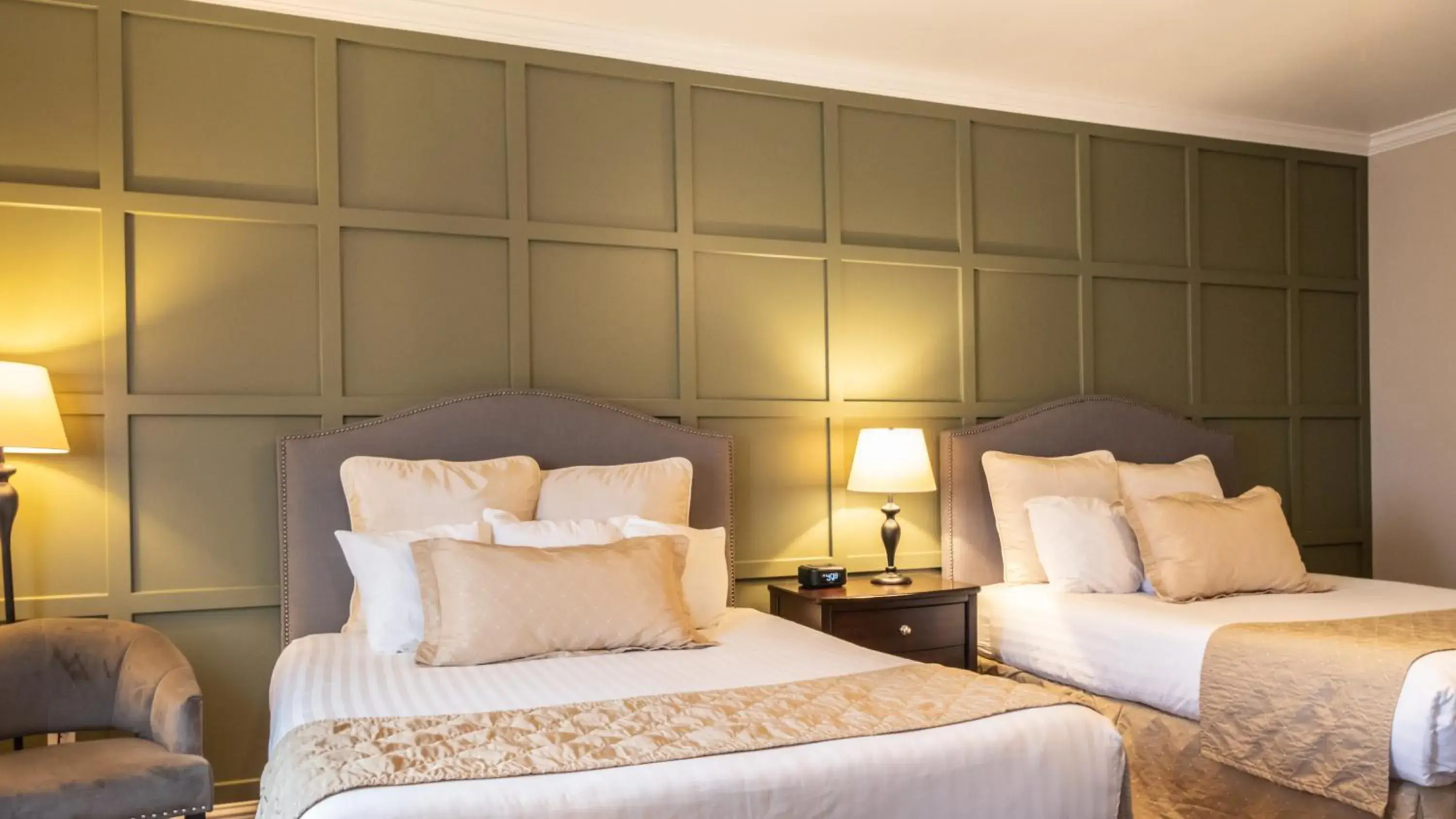 Standard Queen Room - Disability Access in Grass Valley Courtyard Suites Standard Queen Room - Disability Access in Grass Valley Courtyard Suites