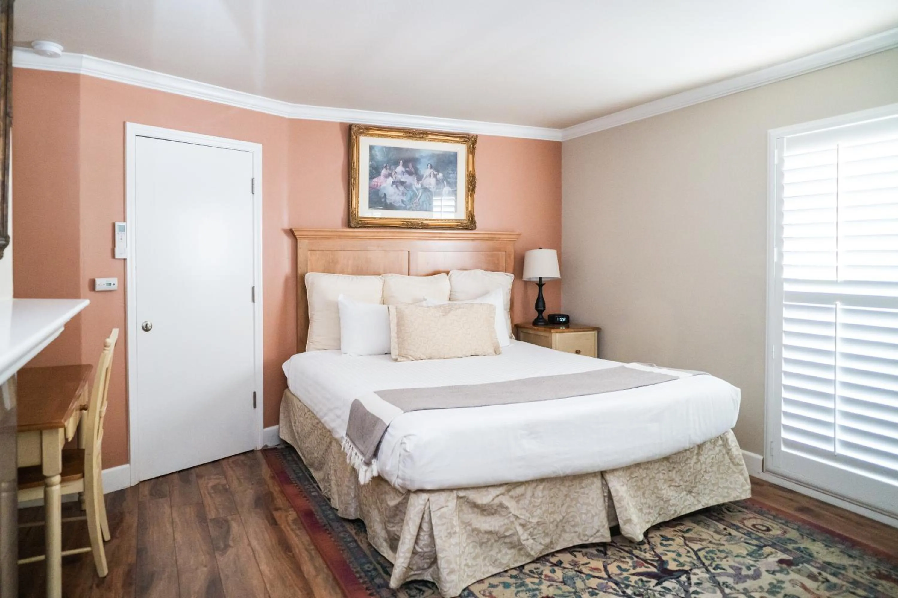 Bed in Grass Valley Courtyard Suites