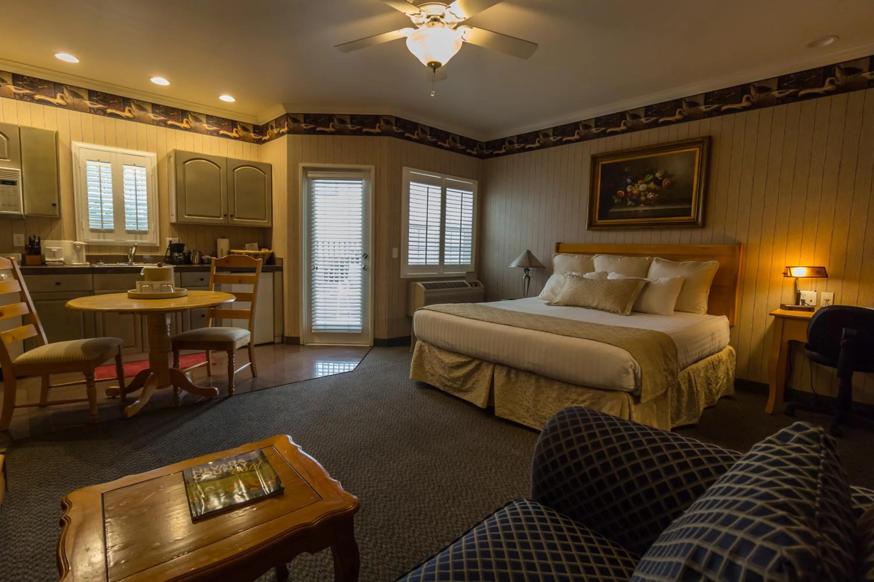 Photo of the whole room, Bed in Grass Valley Courtyard Suites