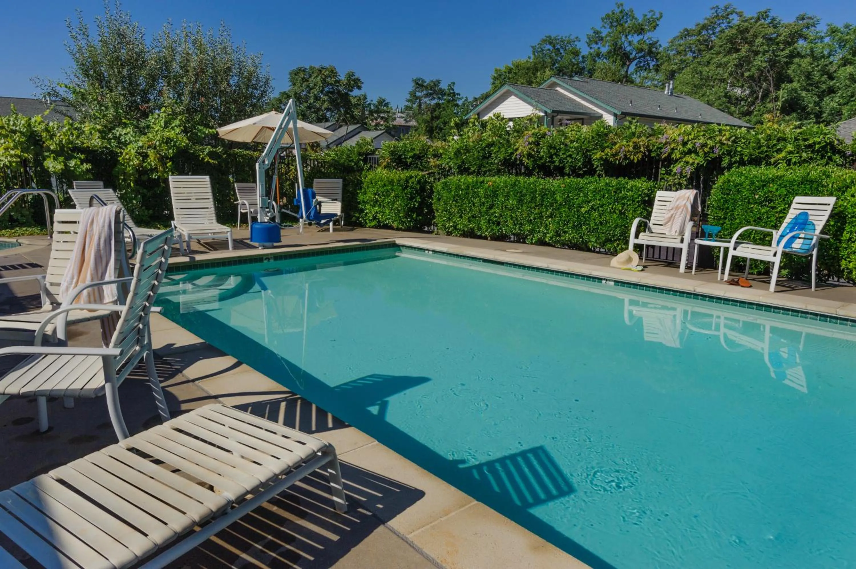 Swimming pool in Grass Valley Courtyard Suites