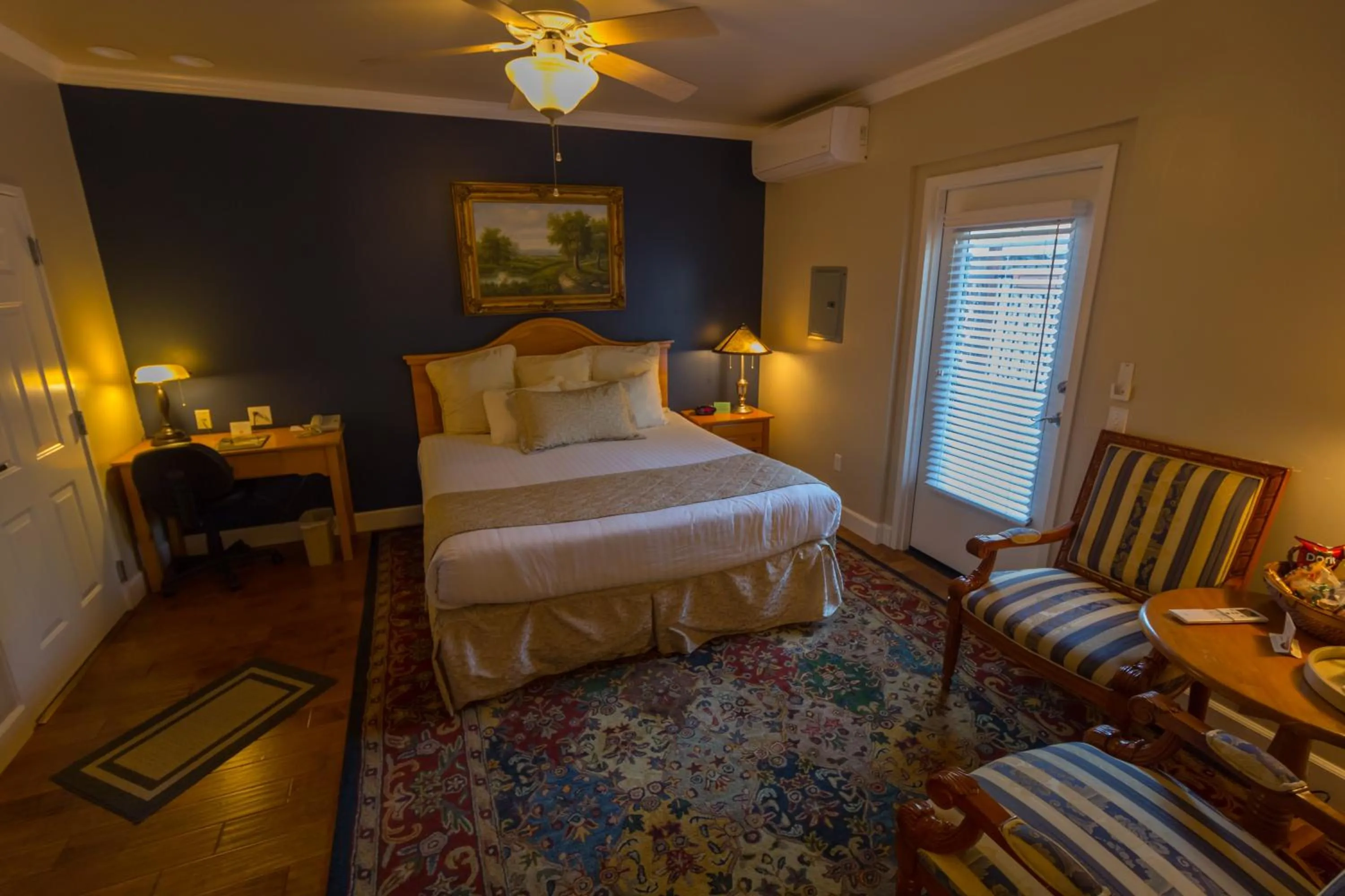 Photo of the whole room, Bed in Grass Valley Courtyard Suites