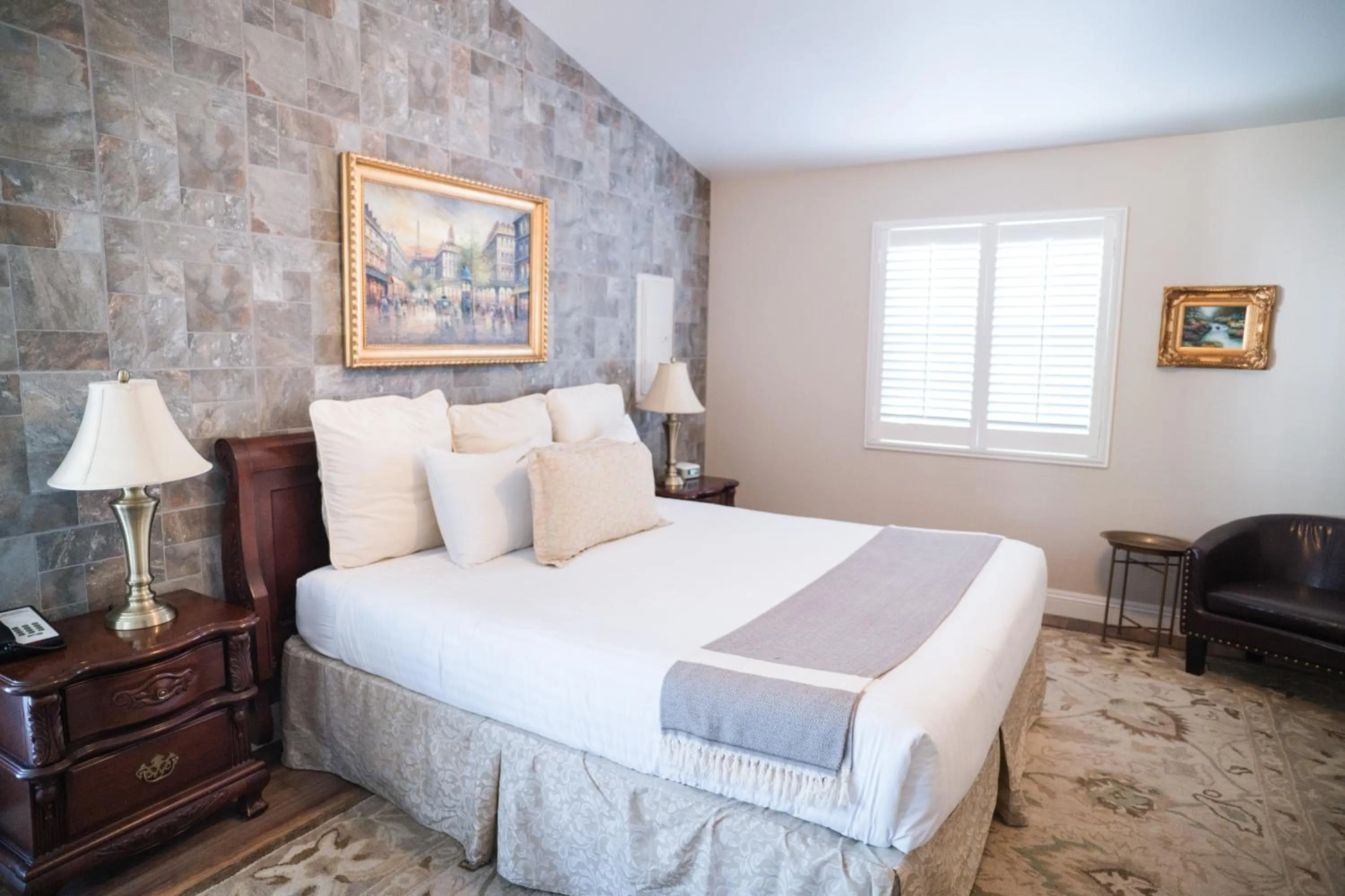 Bed in Grass Valley Courtyard Suites