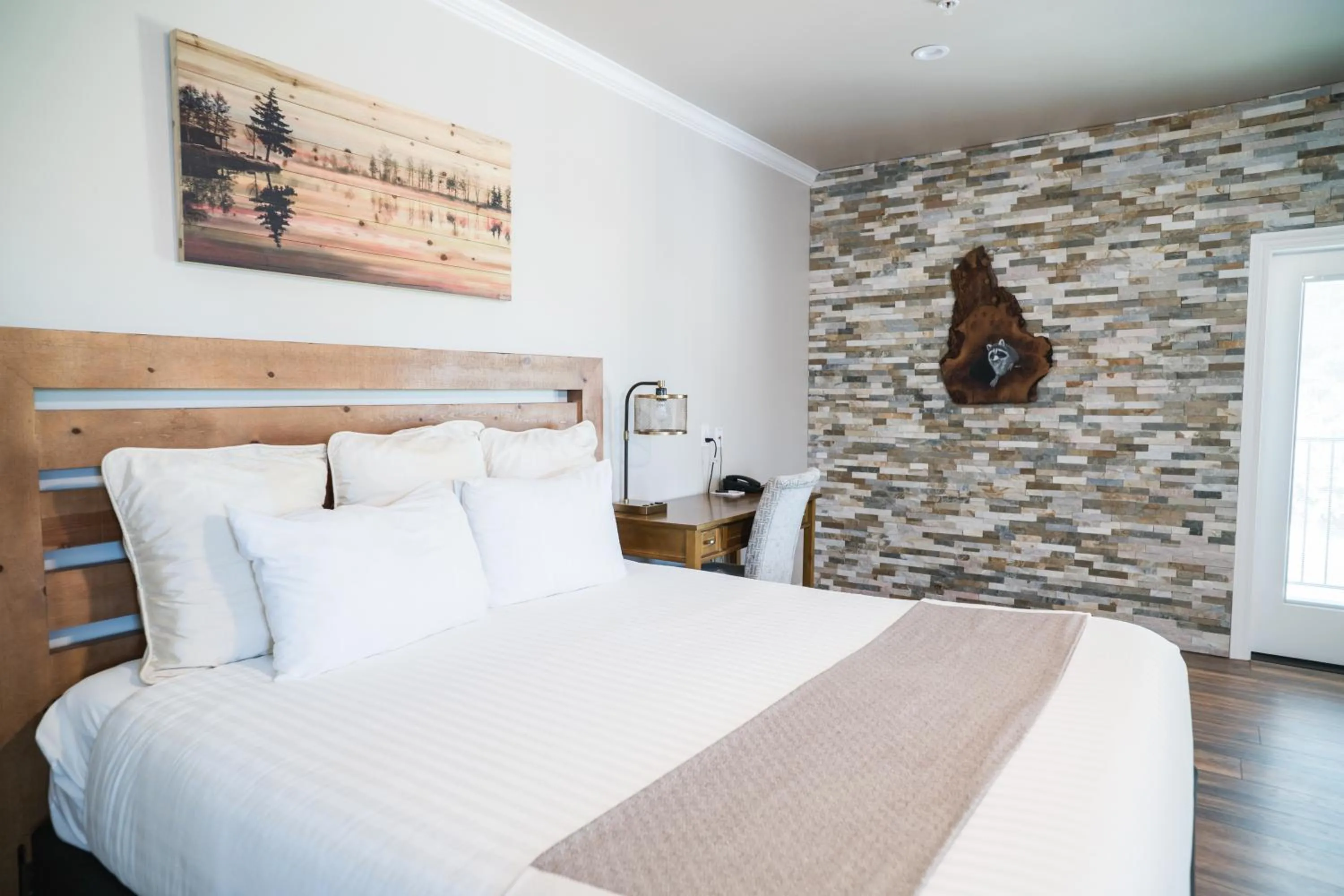 Bed in Grass Valley Courtyard Suites