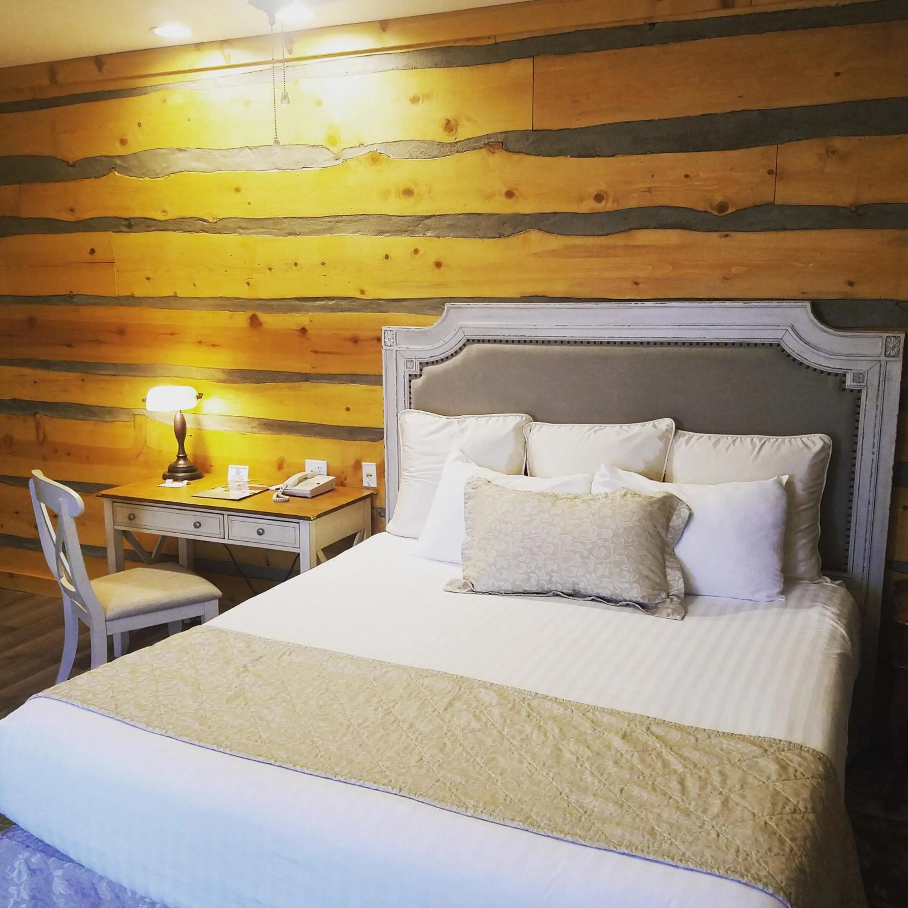 Bed in Grass Valley Courtyard Suites