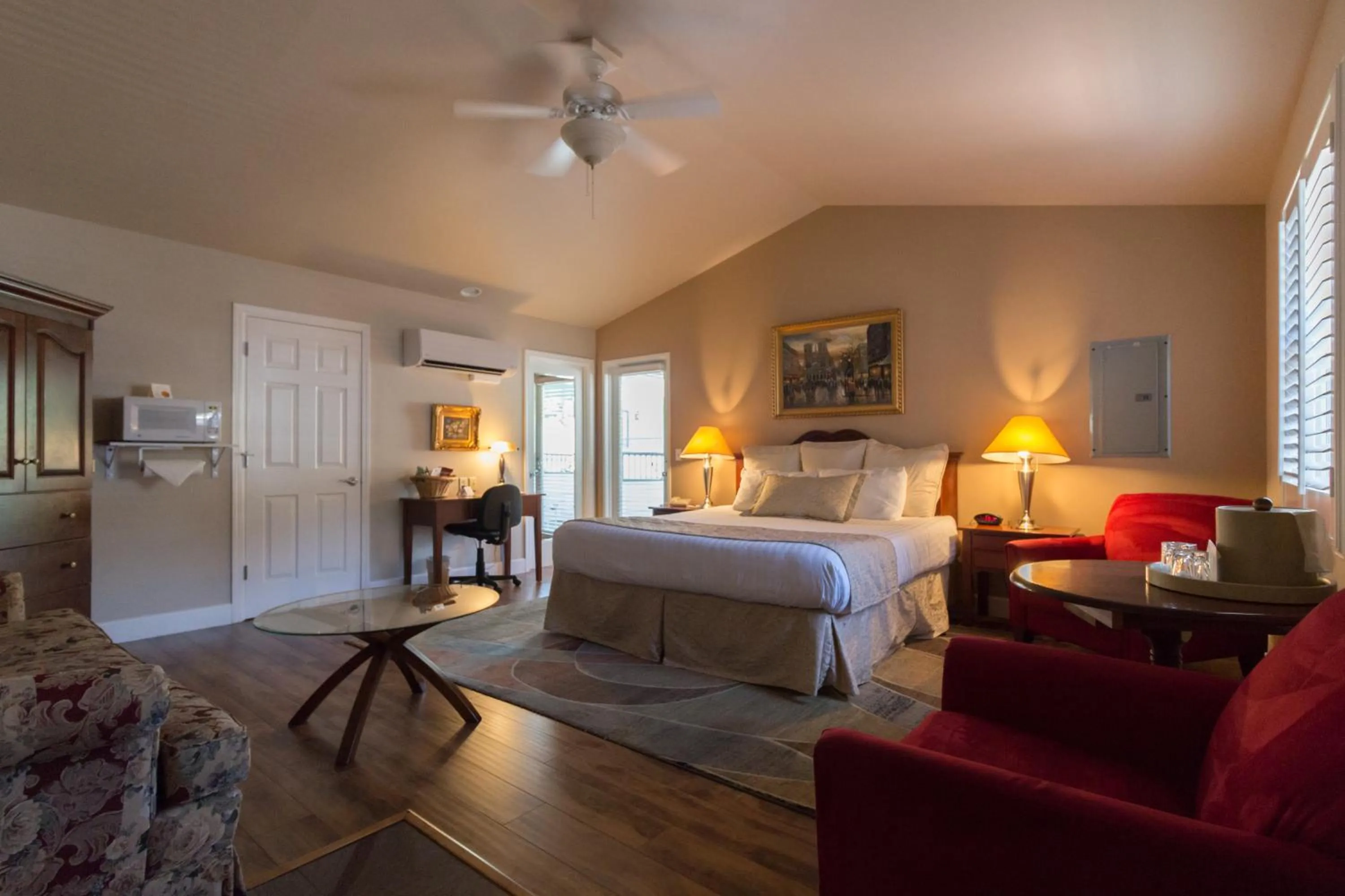 Photo of the whole room, Bed in Grass Valley Courtyard Suites