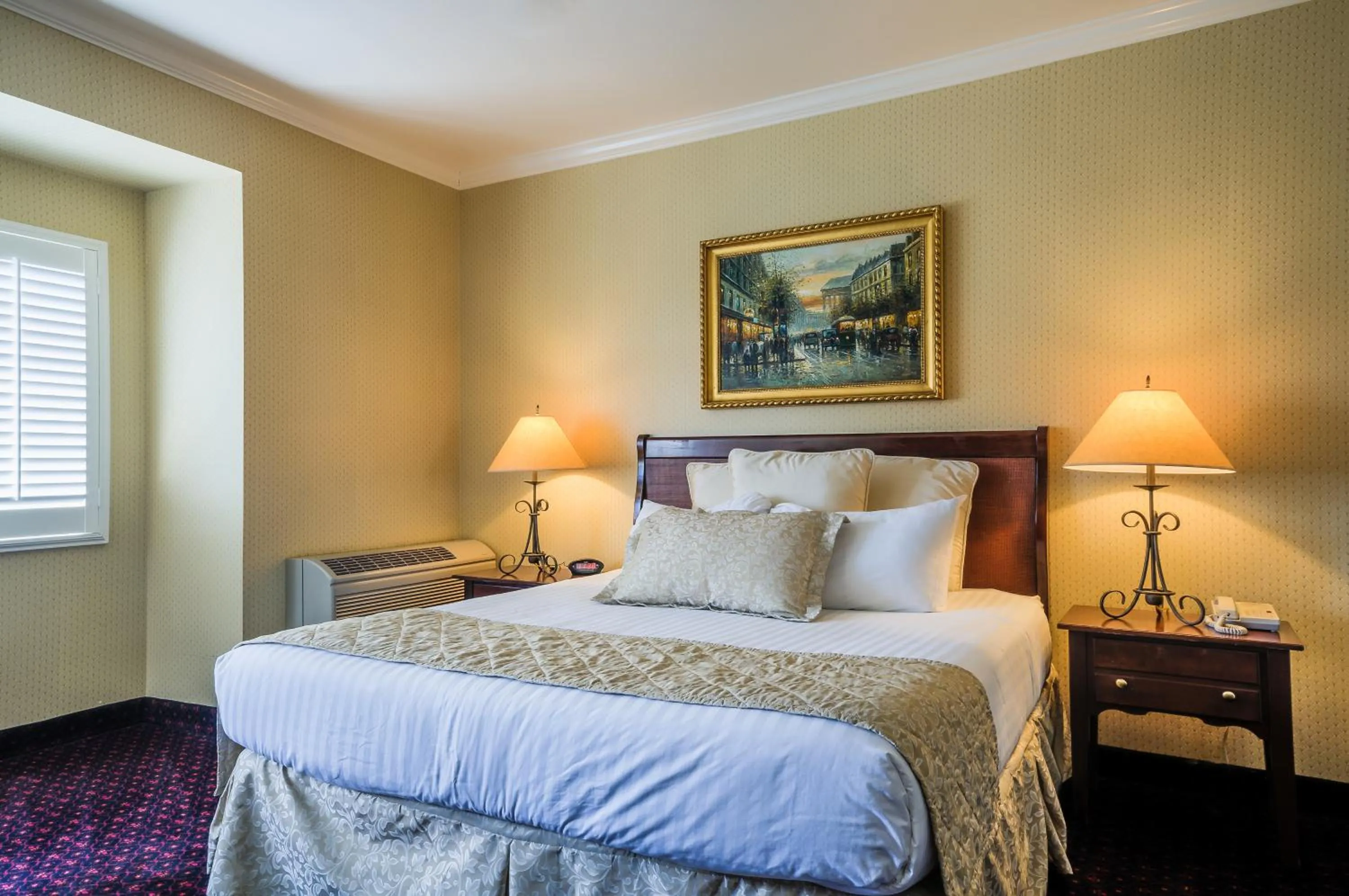 Bed in Grass Valley Courtyard Suites