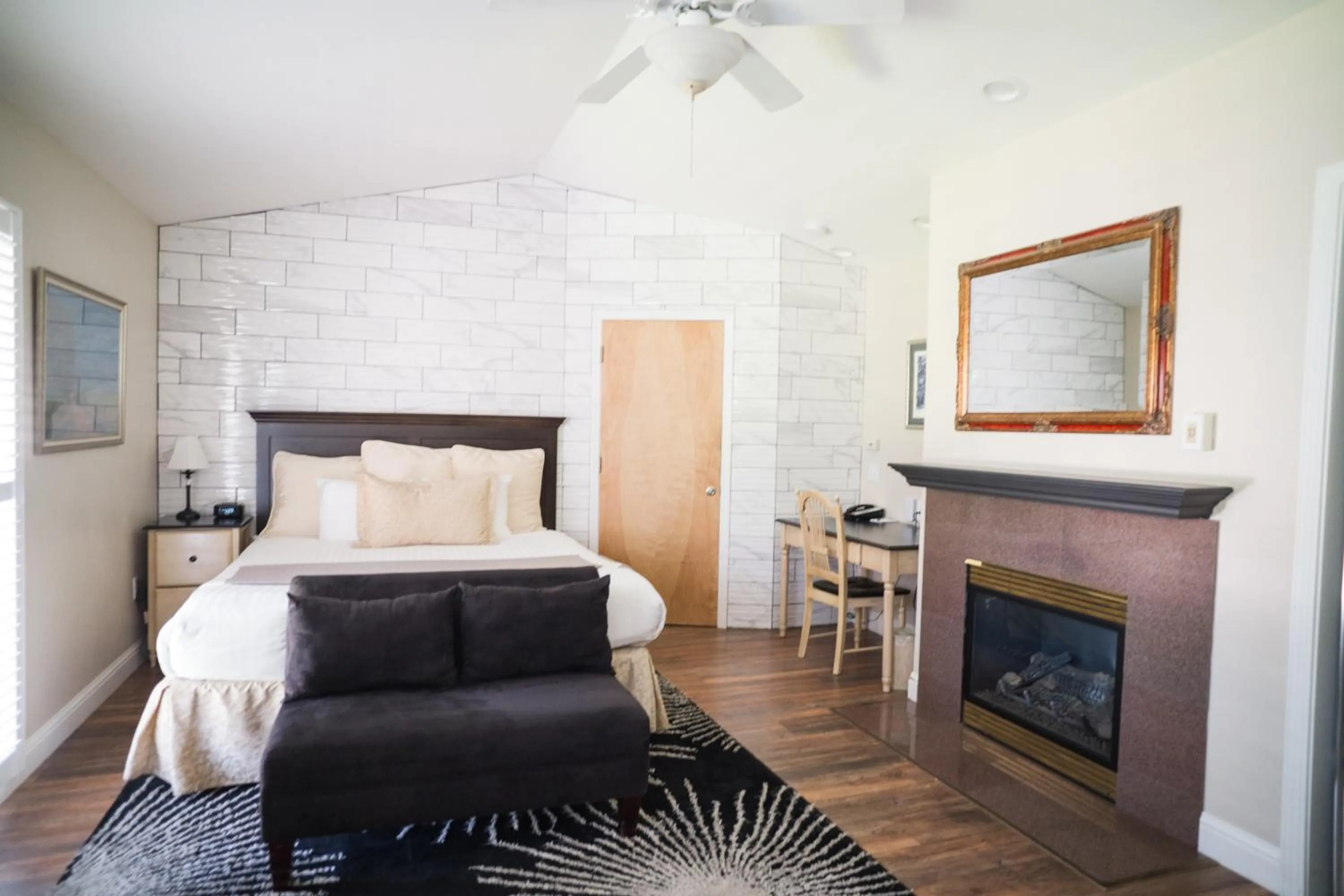 Bed in Grass Valley Courtyard Suites