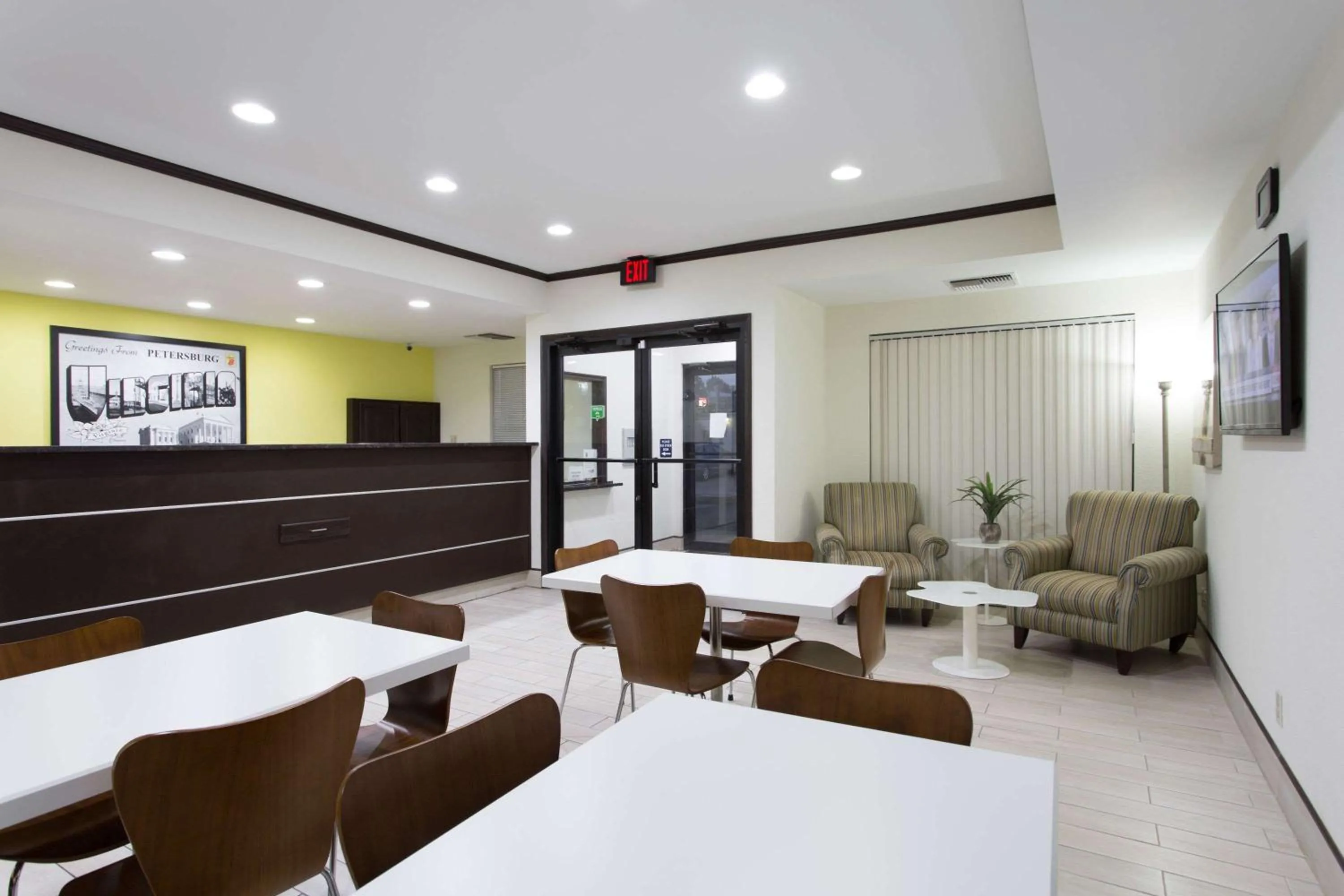 Lobby or reception in Super 8 by Wyndham Petersburg