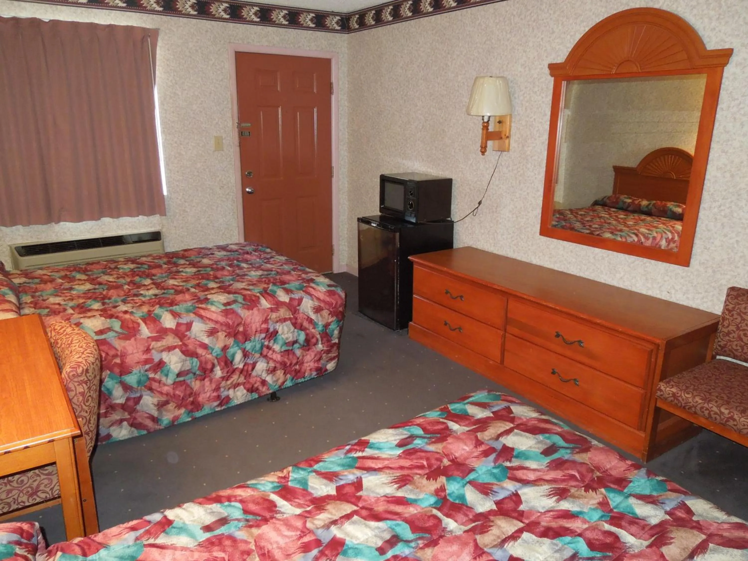 Photo of the whole room, Bed in Red Carpet Inn Absecon