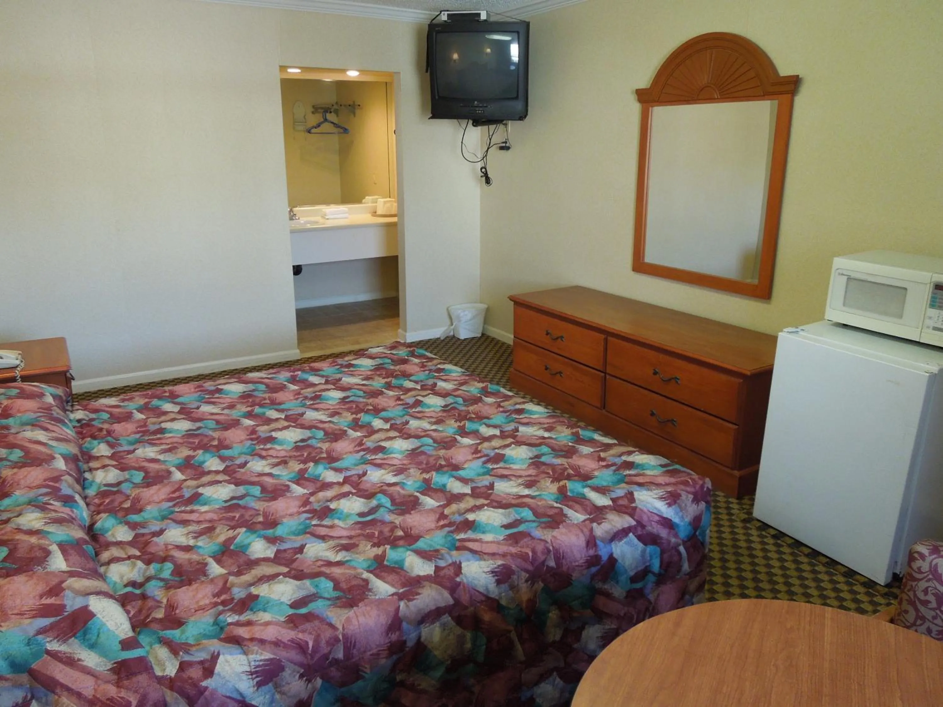 Photo of the whole room, Bed in Red Carpet Inn Absecon