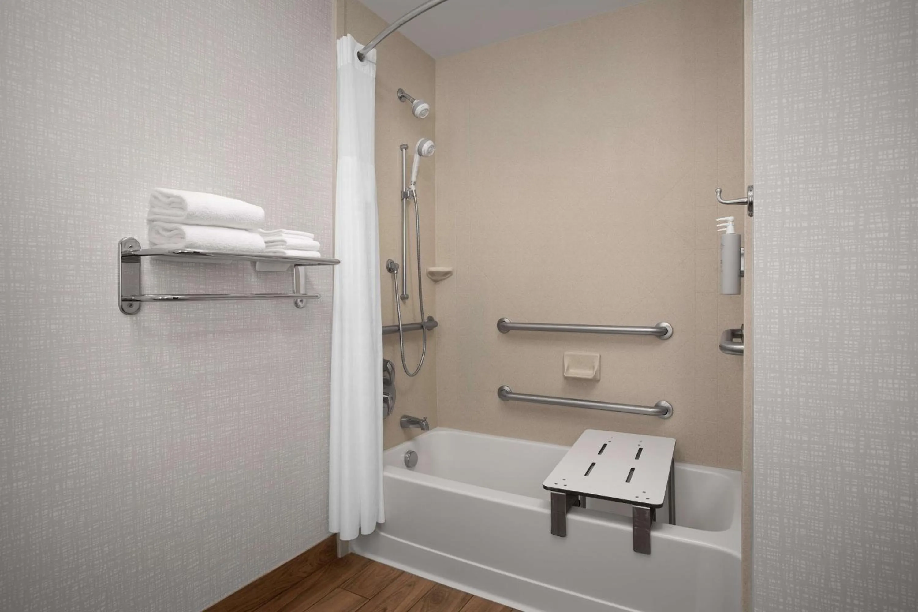 Bathroom in Hampton Inn Yorkville