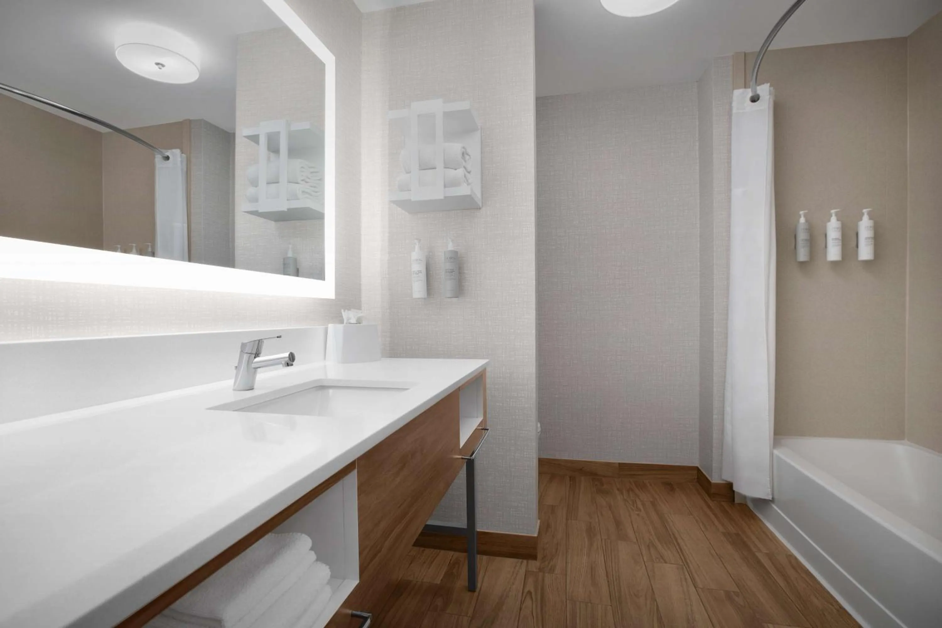 Bathroom in Hampton Inn Yorkville