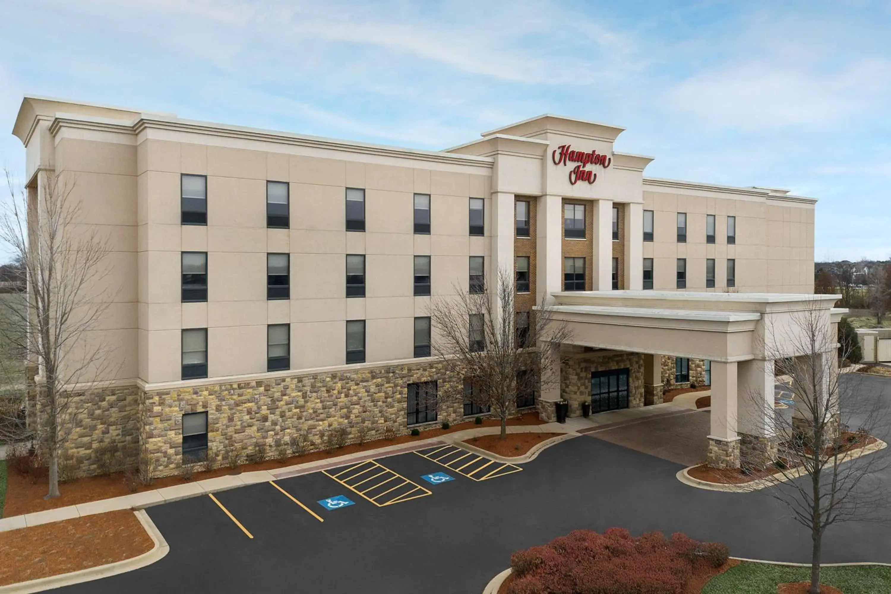 Property building in Hampton Inn Yorkville Property building in Hampton Inn Yorkville