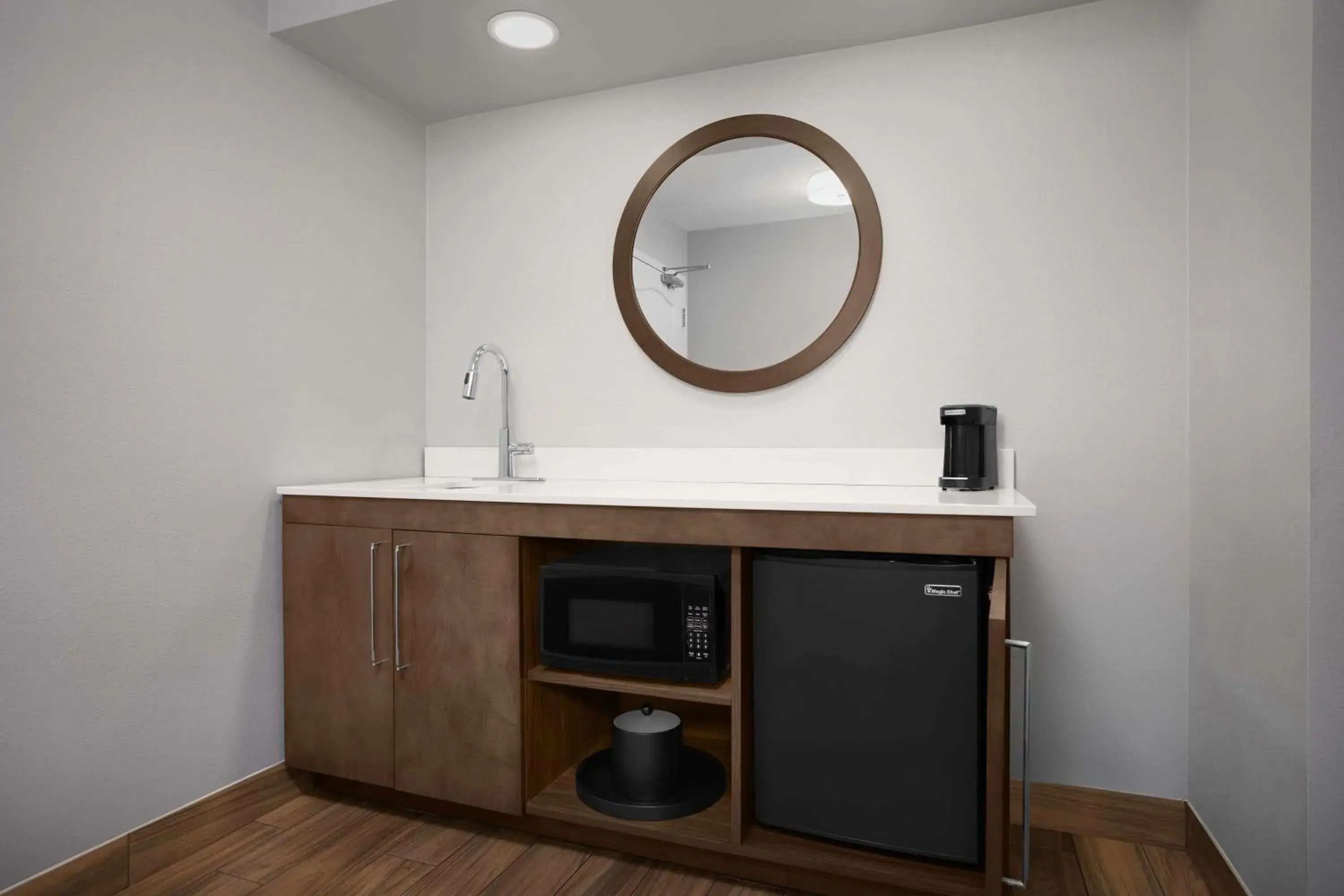 Photo of the whole room in Hampton Inn Yorkville Photo of the whole room in Hampton Inn Yorkville