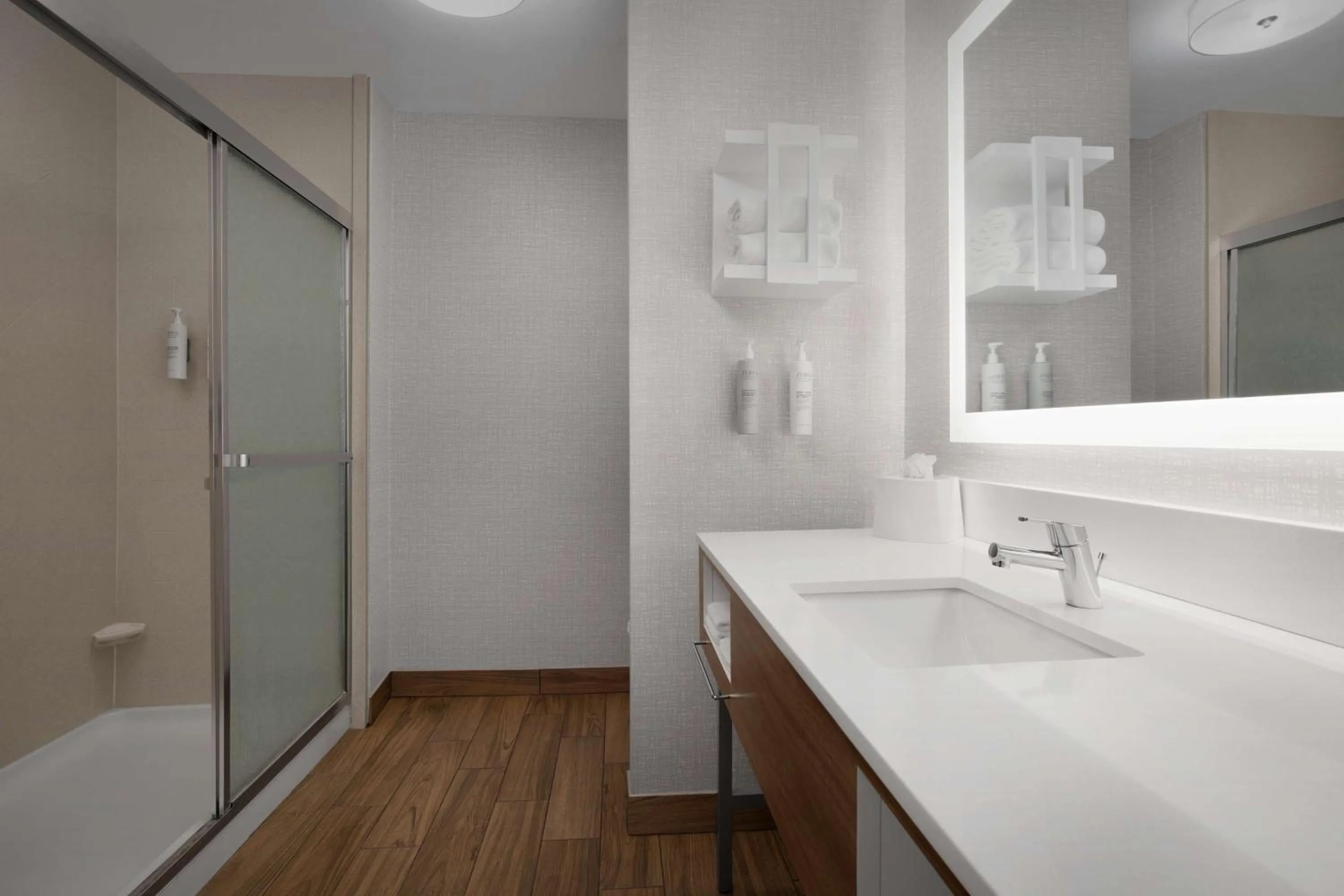 Bathroom in Hampton Inn Yorkville