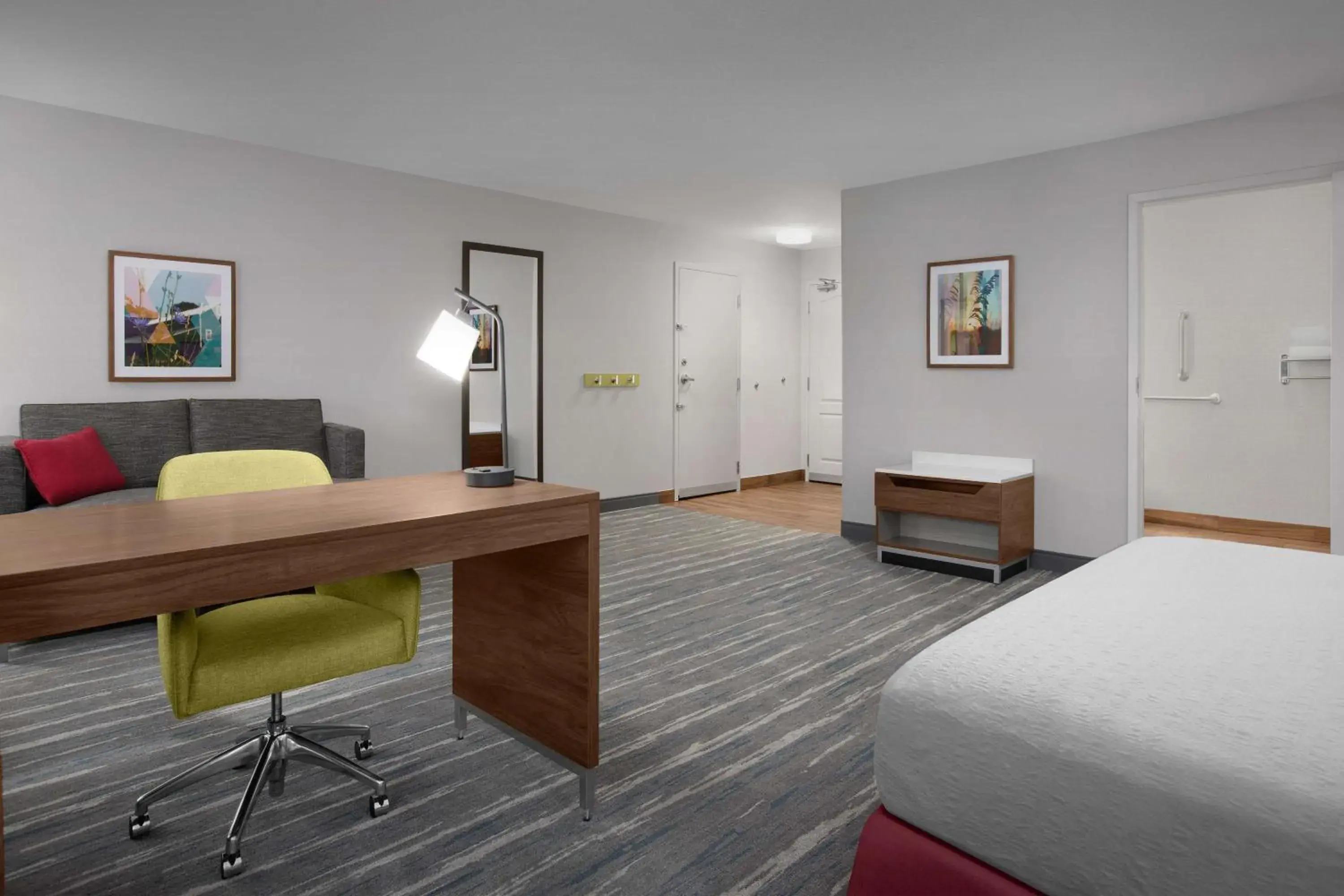 Living room, Bed in Hampton Inn Yorkville Living room, Bed in Hampton Inn Yorkville