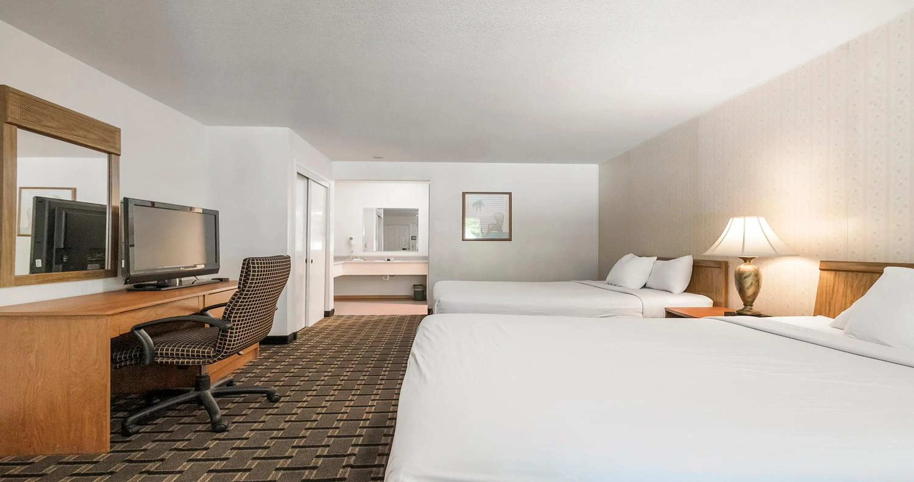 Photo of the whole room, Bed in Northern Queen Inn