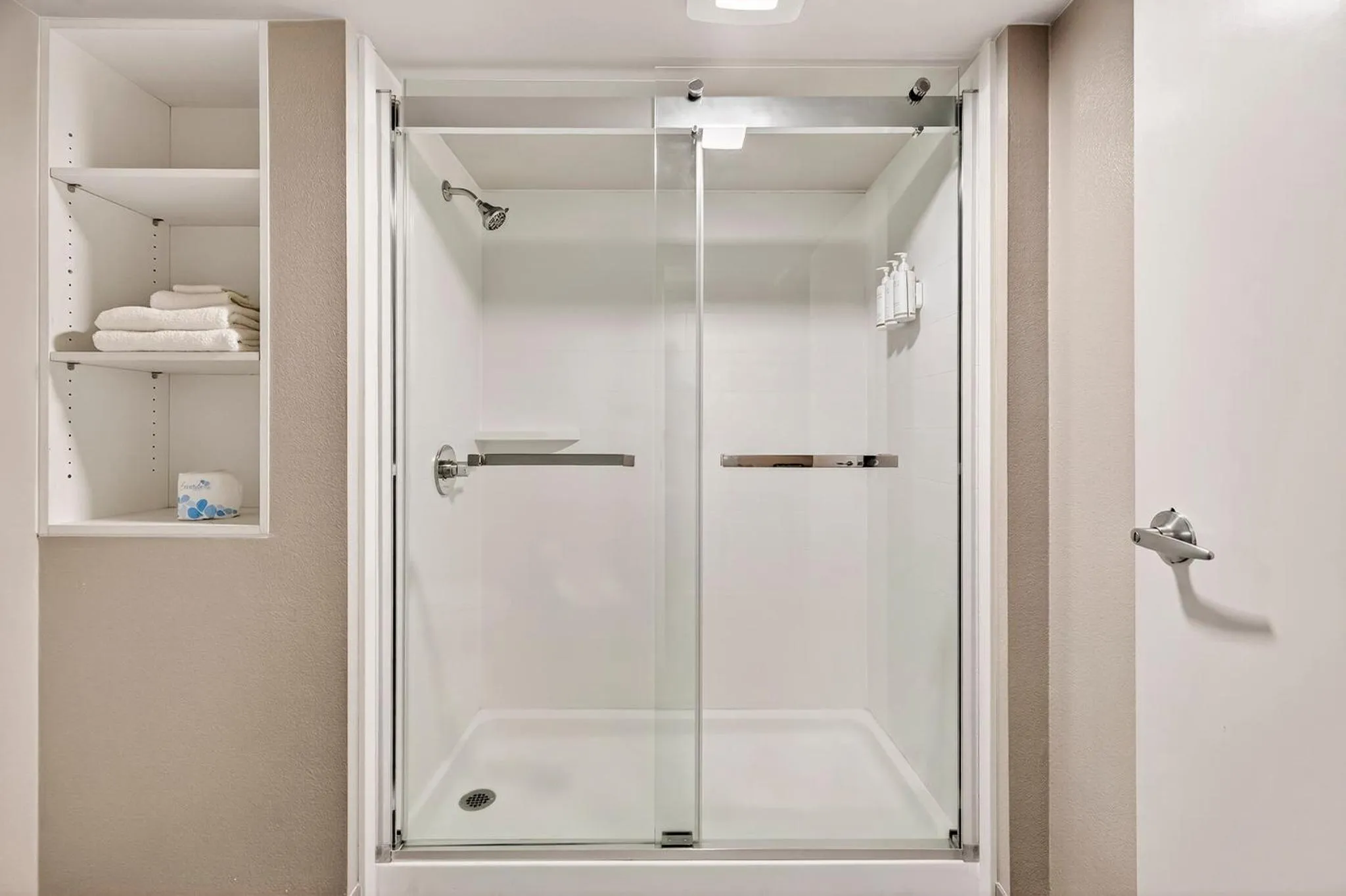 Shower in Northern Queen Inn