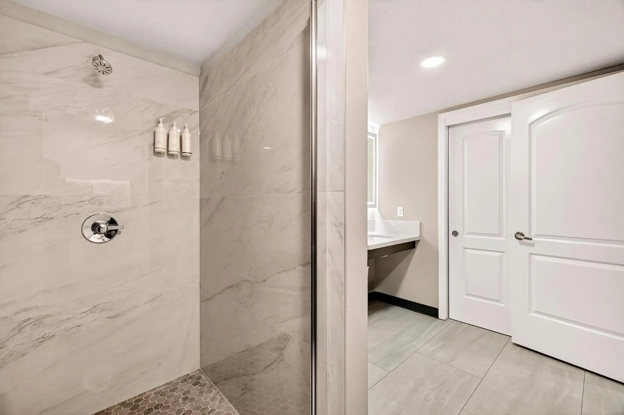 Shower in Northern Queen Inn